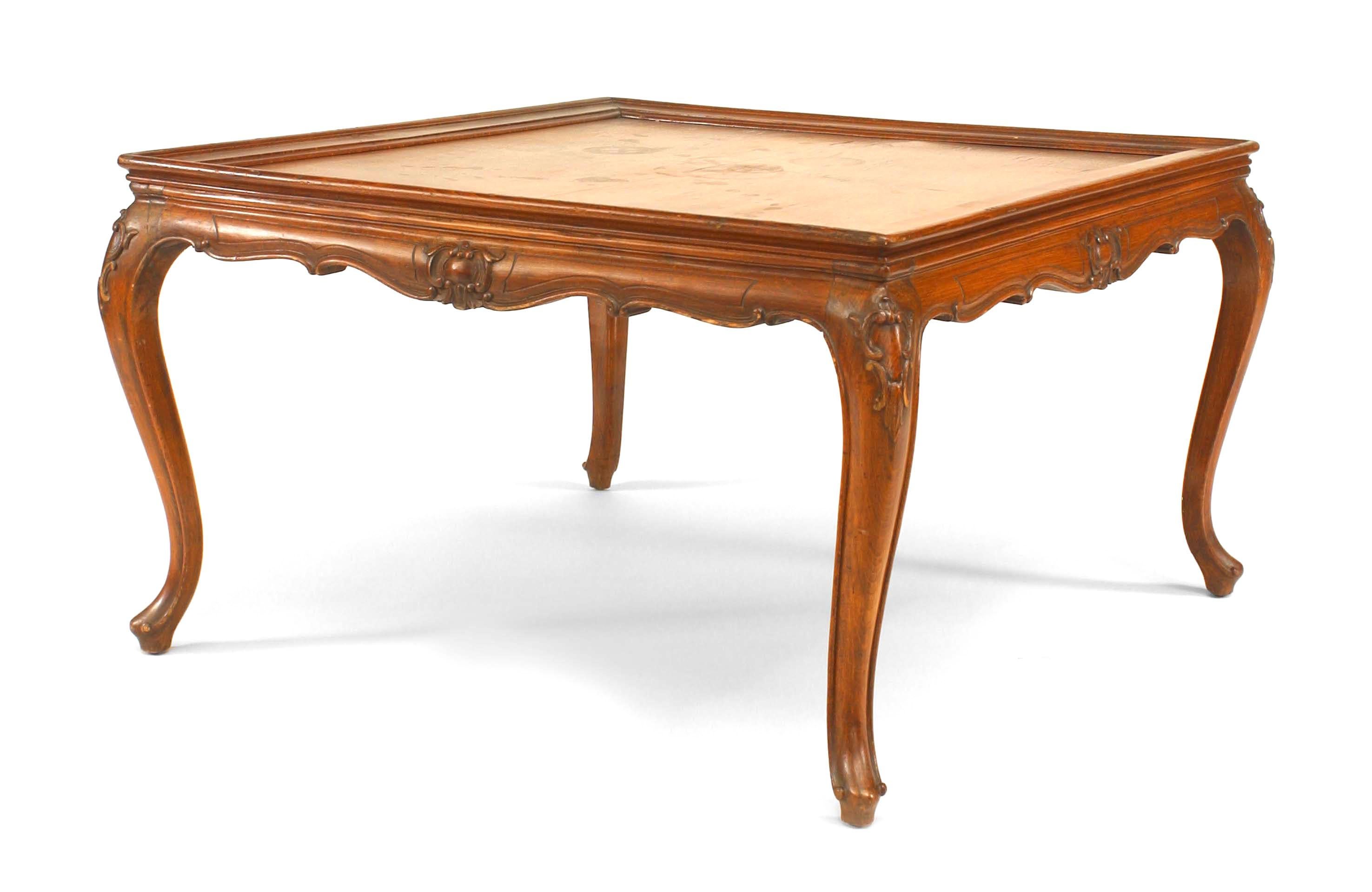 Fait main Table basse carrée en noyer de style Louis XV en vente