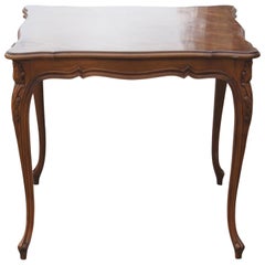 Table de jeu carrée en parquet de noyer de style Louis XV français par Karges Furniture