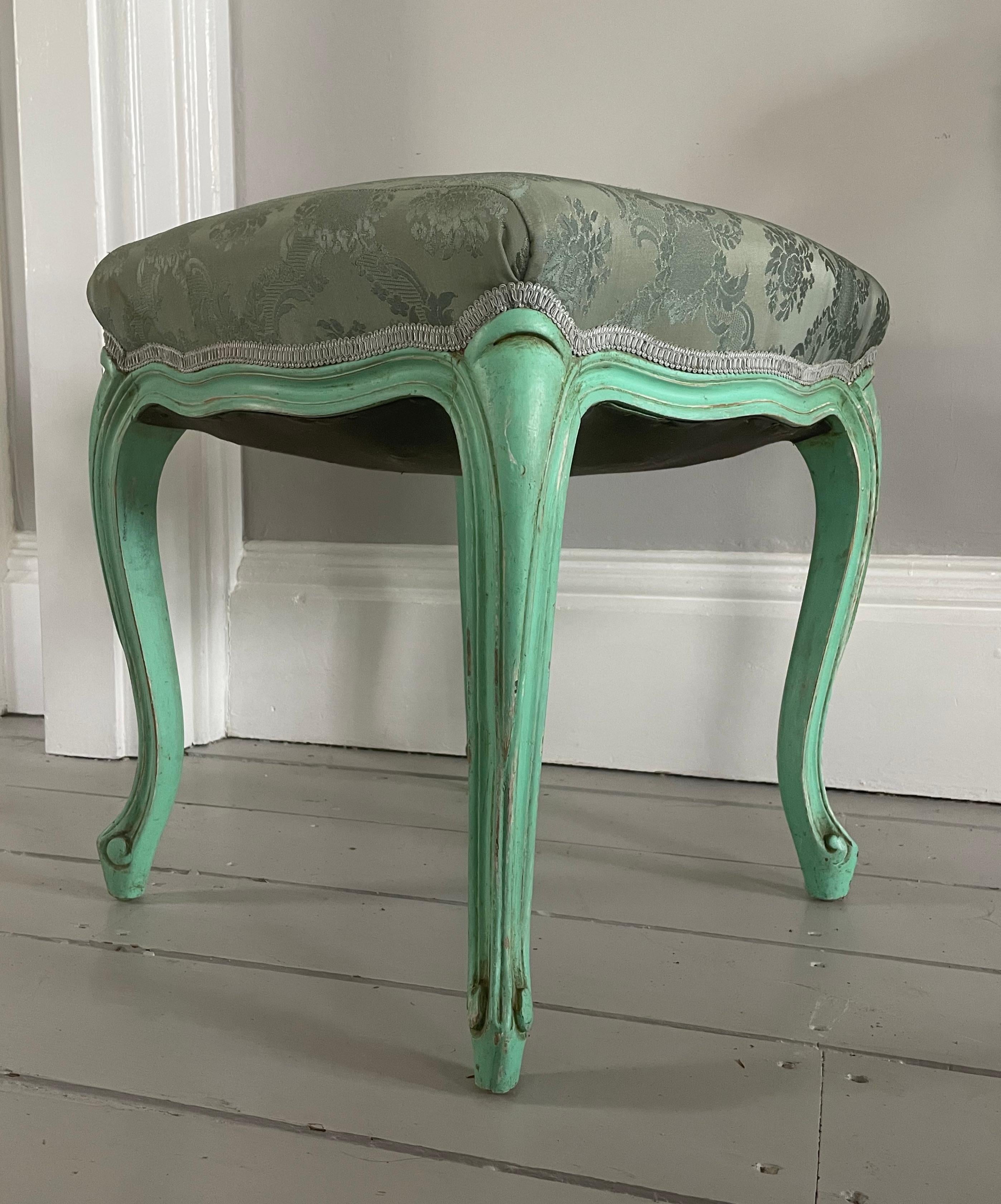 French Louis XV-Style Stool with Cabriole Legs and Hoof Feet In Good Condition For Sale In Woodbury, CT