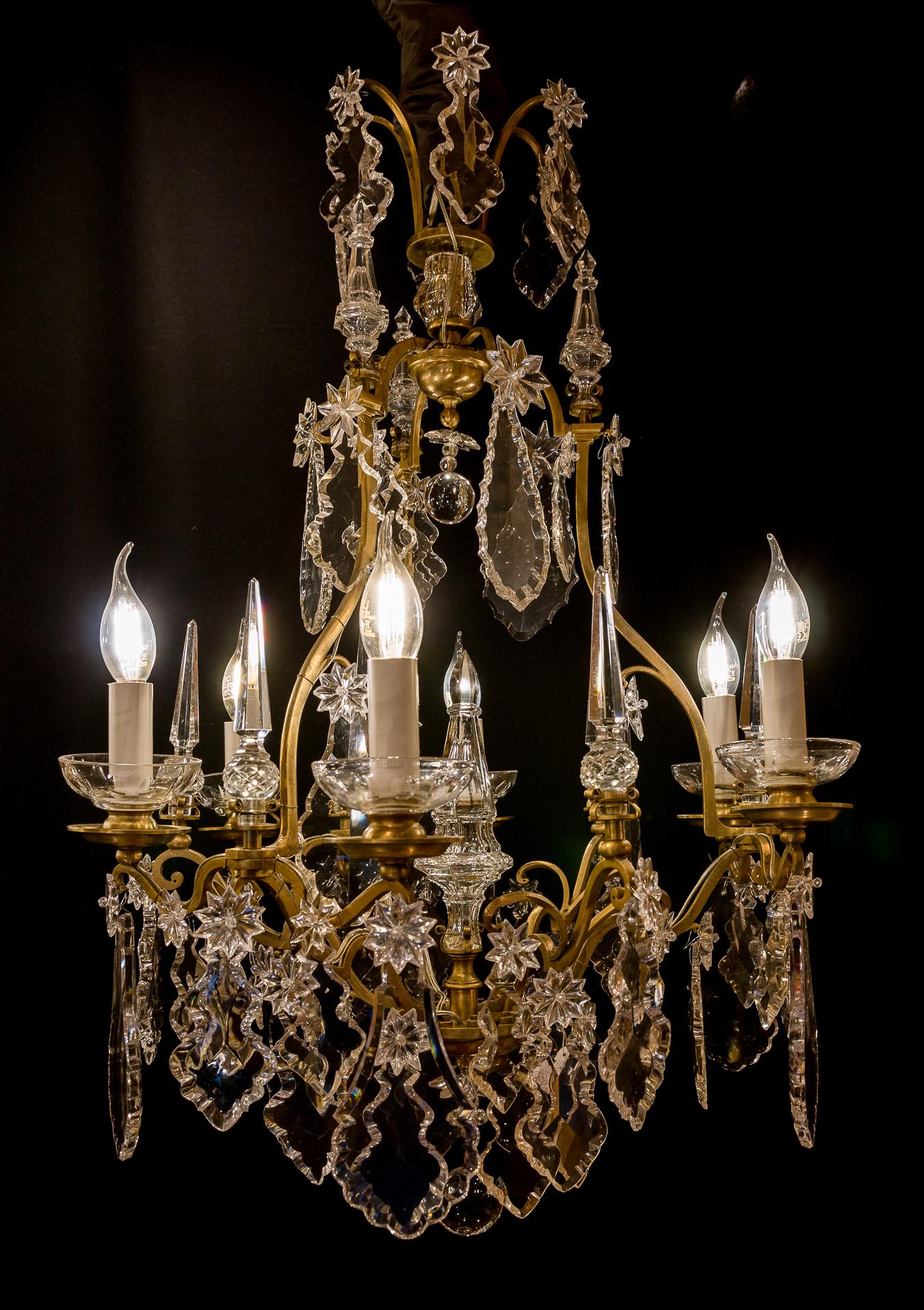 French Louis XV style, gilt bronze and crystal chandelier, circa 1900-1920.

Lovely gilt bronze and cut crystal chandelier in the Classic French Louis XV style.
Our chandelier is composed of six perimeter arm-lights.
Excellent quality white