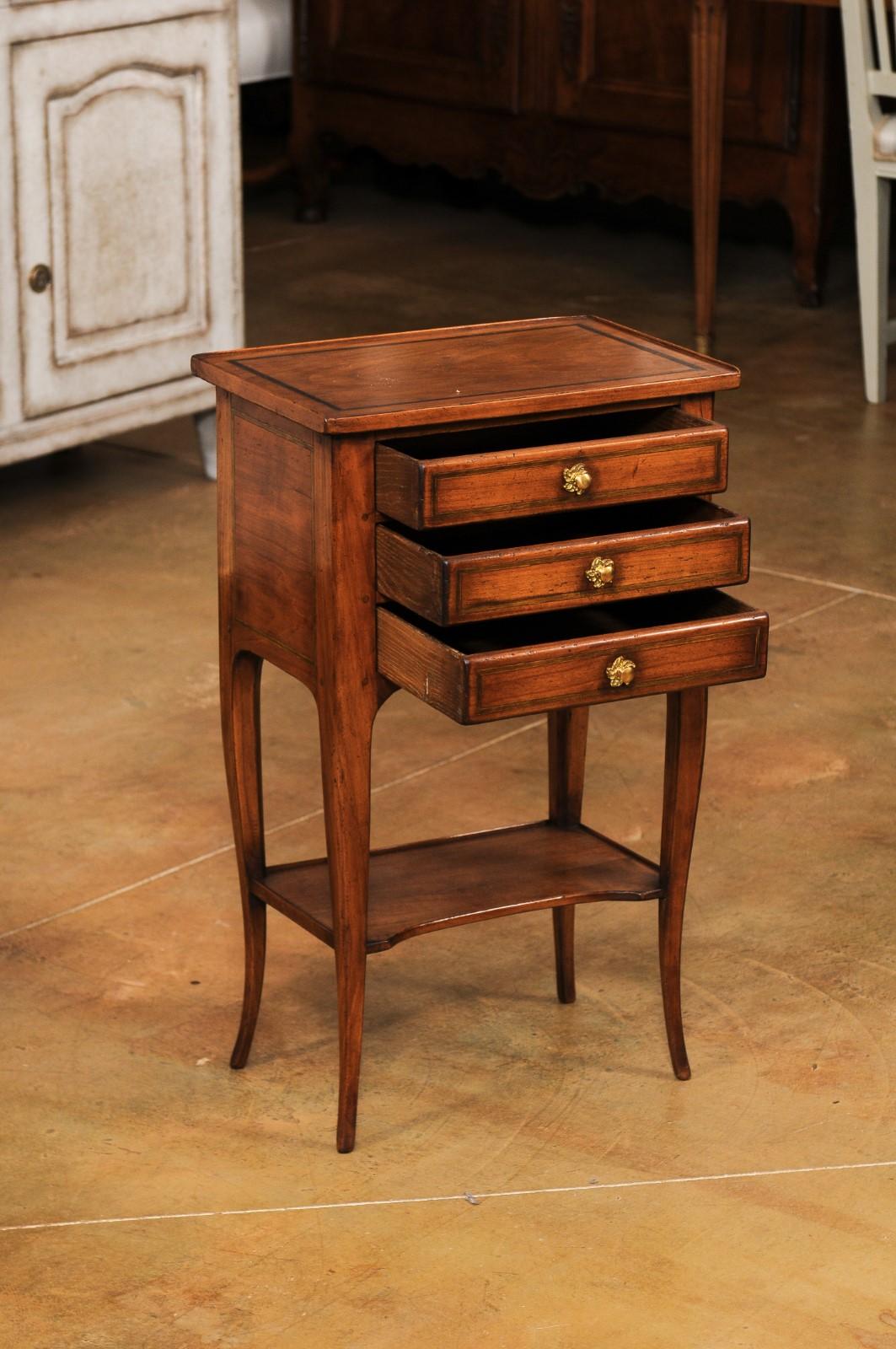Chiffonnière de table française de style Louis XV avec trois petits tiroirs et étagère basse en vente 4