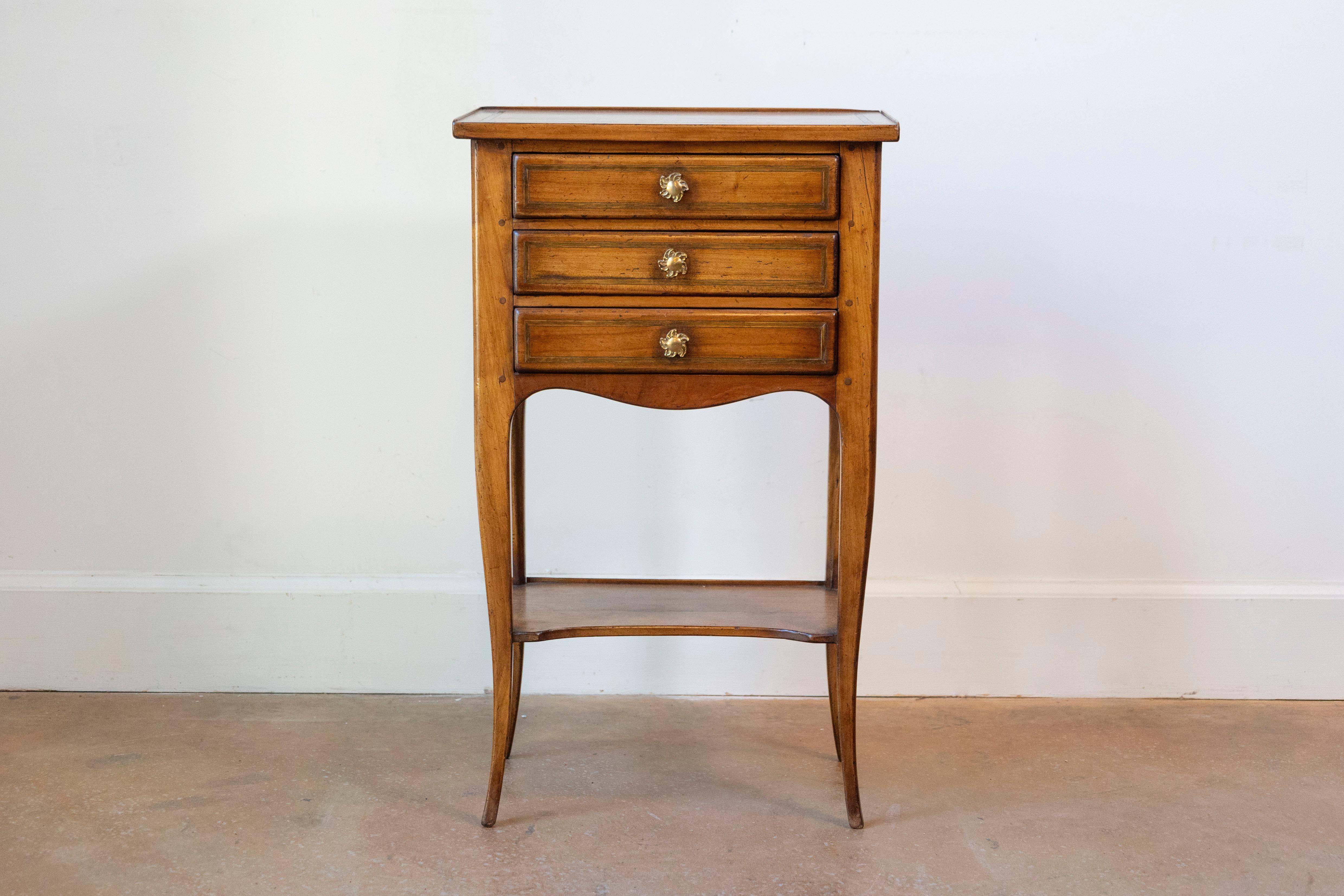 Table-chiffonnière en merisier de style Louis XV du 20e siècle, avec trois petits tiroirs et une étagère inférieure. Créée en France au cours du XXe siècle, cette table d'appoint en merisier, appelée table-chiffonnière en français, a été conçue pour