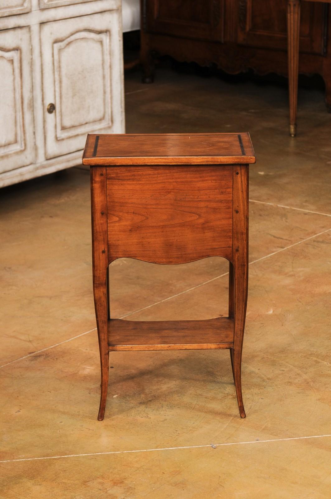 Chiffonnire-Tisch im Louis-XV-Stil mit drei kleinen Schubladen und niedrigem Regal (Louis XV.) im Angebot