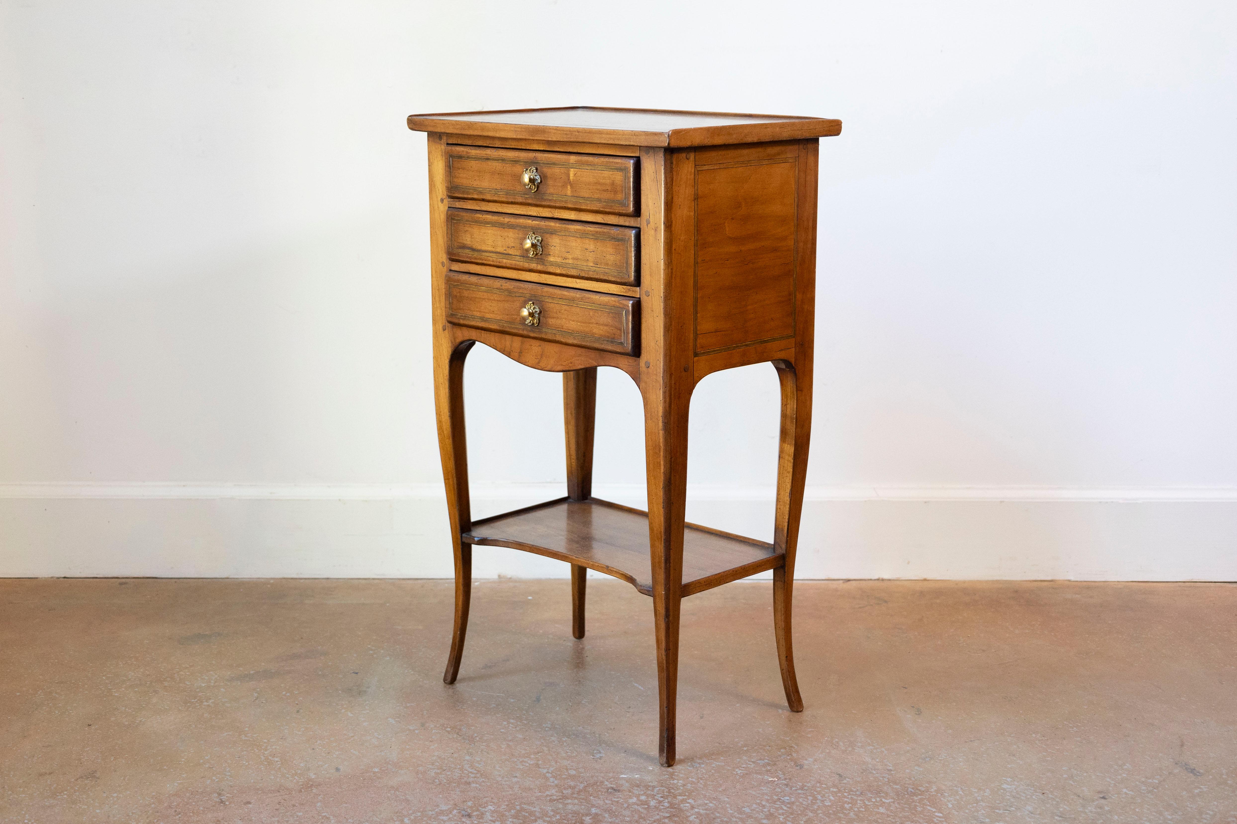 Français Table Chiffonnière de style Louis XV avec trois petits tiroirs et une tablette basse en vente