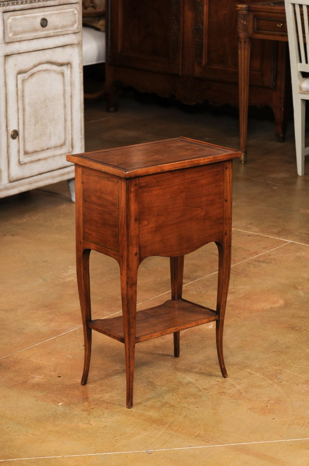 Incrusté Chiffonnière de table française de style Louis XV avec trois petits tiroirs et étagère basse en vente