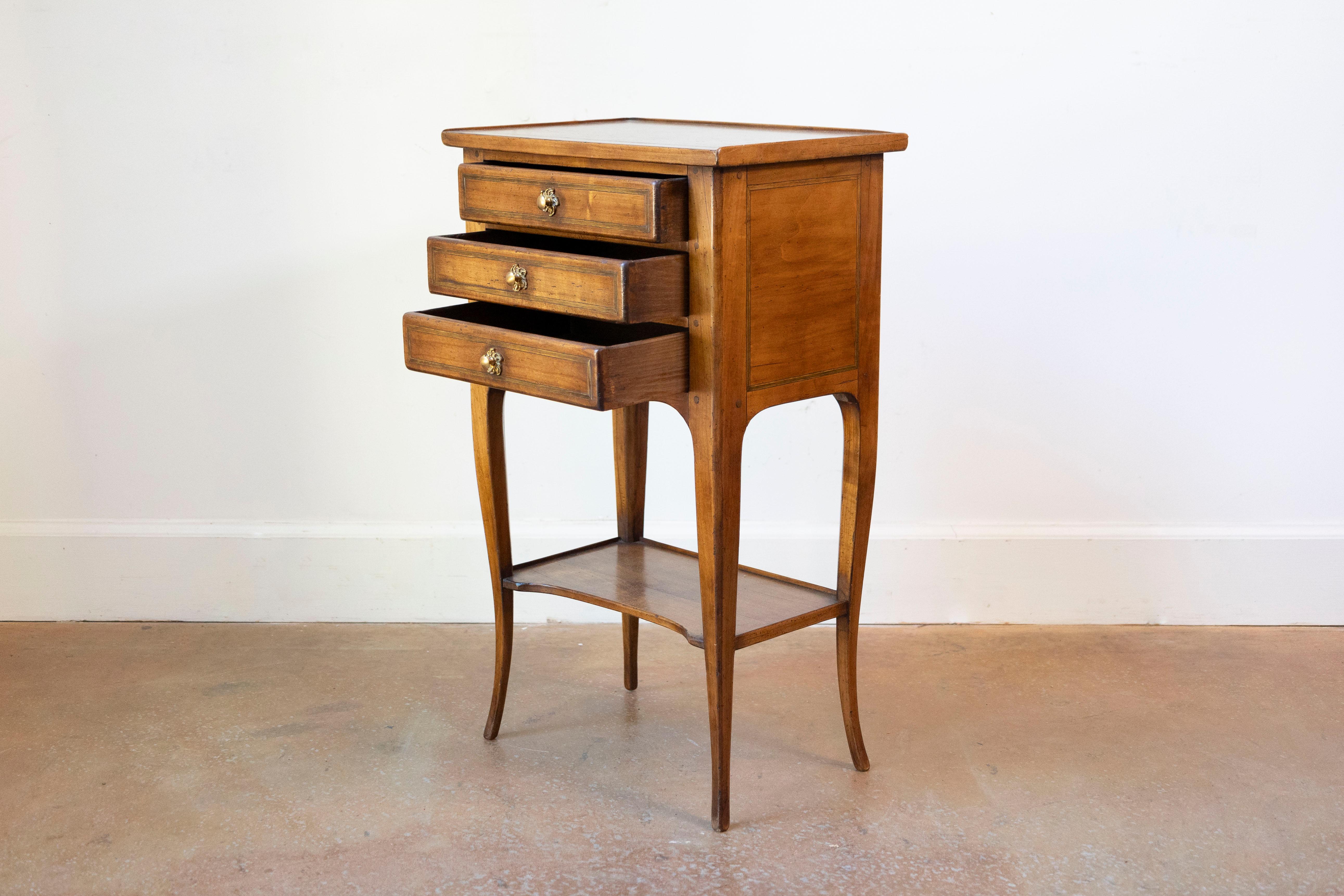 Incrusté Table Chiffonnière de style Louis XV avec trois petits tiroirs et une tablette basse en vente