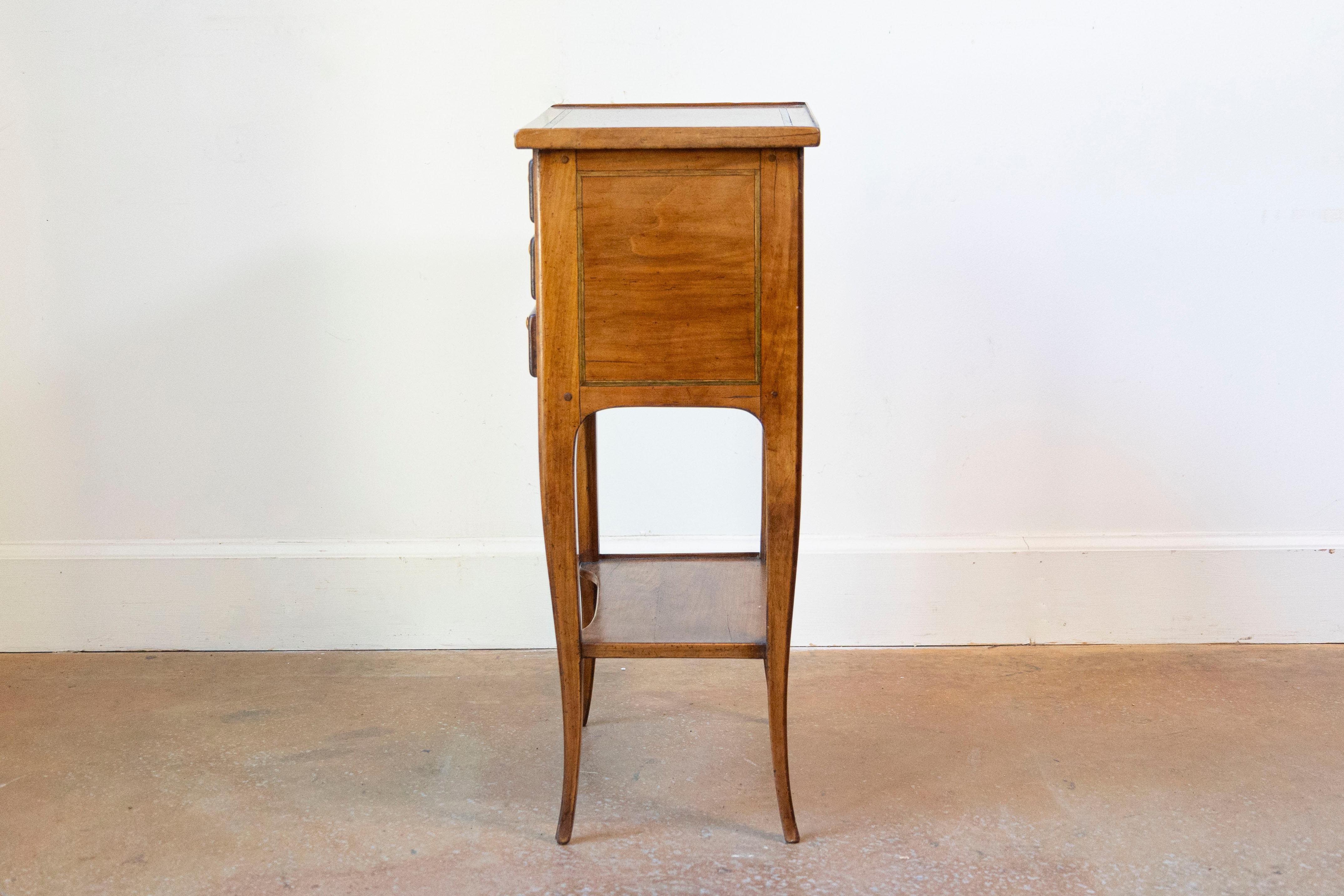 Table Chiffonnière de style Louis XV avec trois petits tiroirs et une tablette basse Bon état - En vente à Atlanta, GA