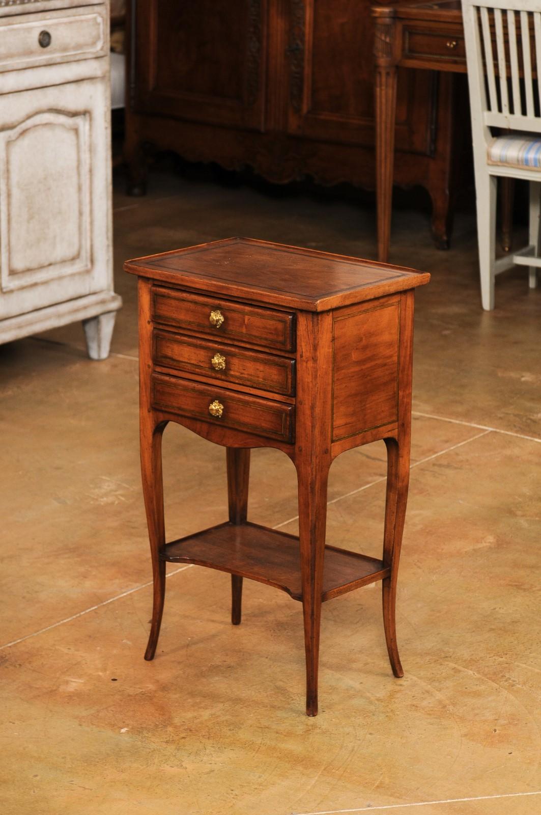 Chiffonnire-Tisch im Louis-XV-Stil mit drei kleinen Schubladen und niedrigem Regal im Zustand „Gut“ im Angebot in Atlanta, GA