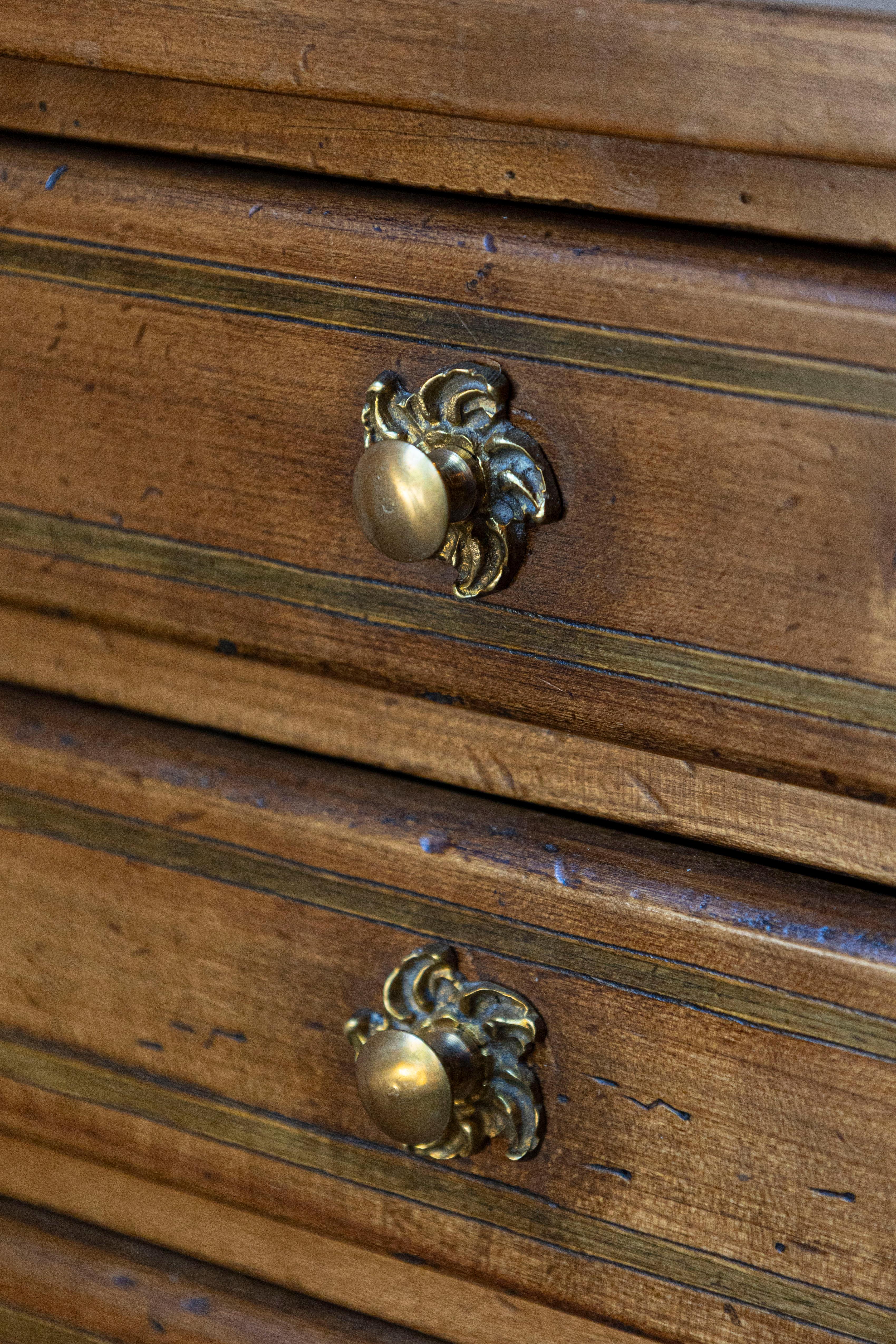 20ième siècle Table Chiffonnière de style Louis XV avec trois petits tiroirs et une tablette basse en vente