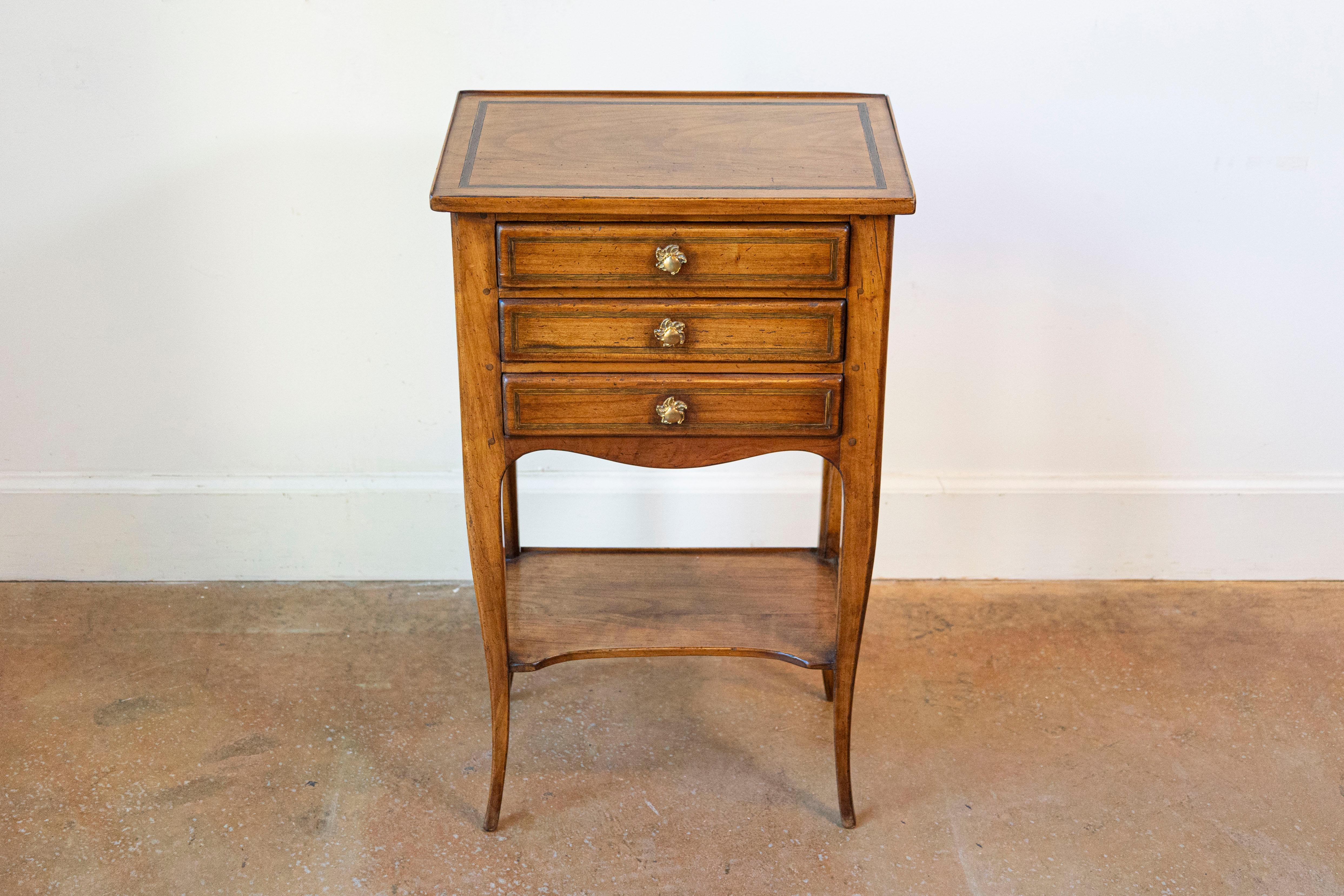 Bronze Table Chiffonnière de style Louis XV avec trois petits tiroirs et une tablette basse en vente