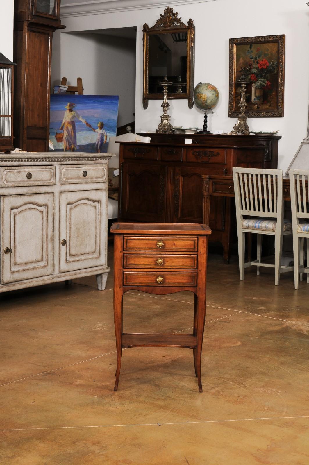 Chiffonnière de table française de style Louis XV avec trois petits tiroirs et étagère basse en vente 1
