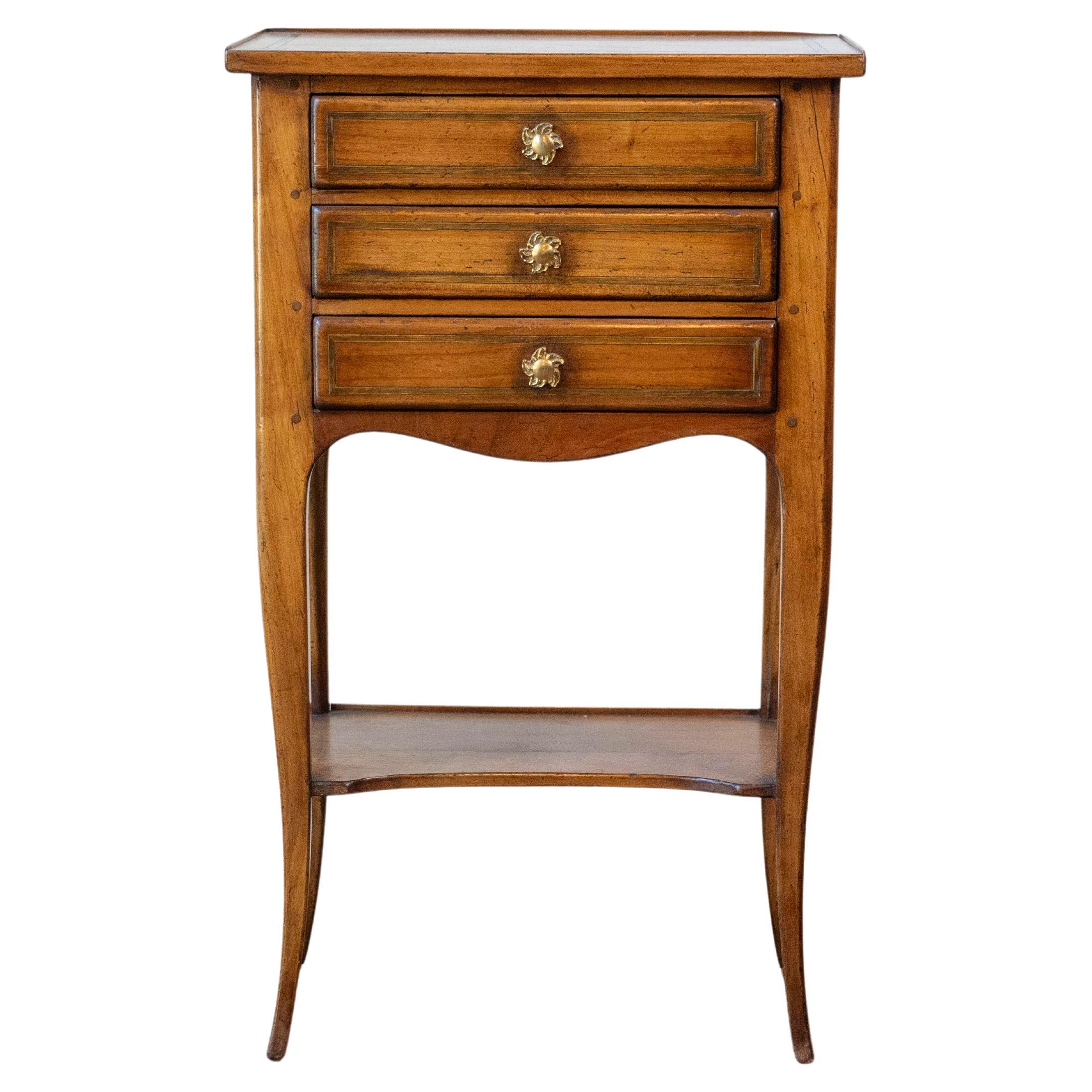 Table Chiffonnière de style Louis XV avec trois petits tiroirs et une tablette basse en vente