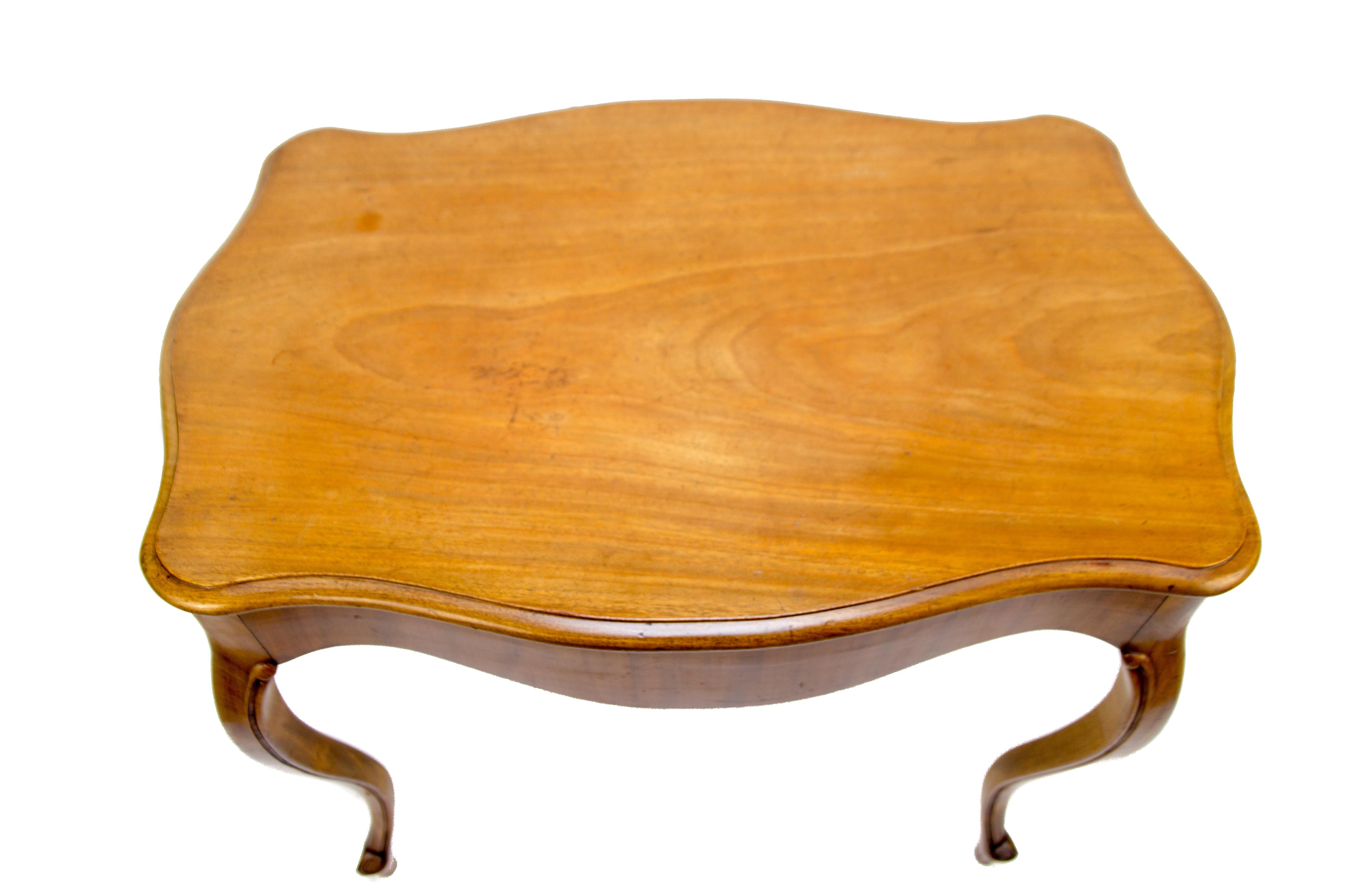 French Louis XV style table, made of walnut in the 1930s.
Dimensions:
Height 79 cm / 31.1 in; width 61 cm / 24.01 in; length 91 cm / 35.82 in.
 