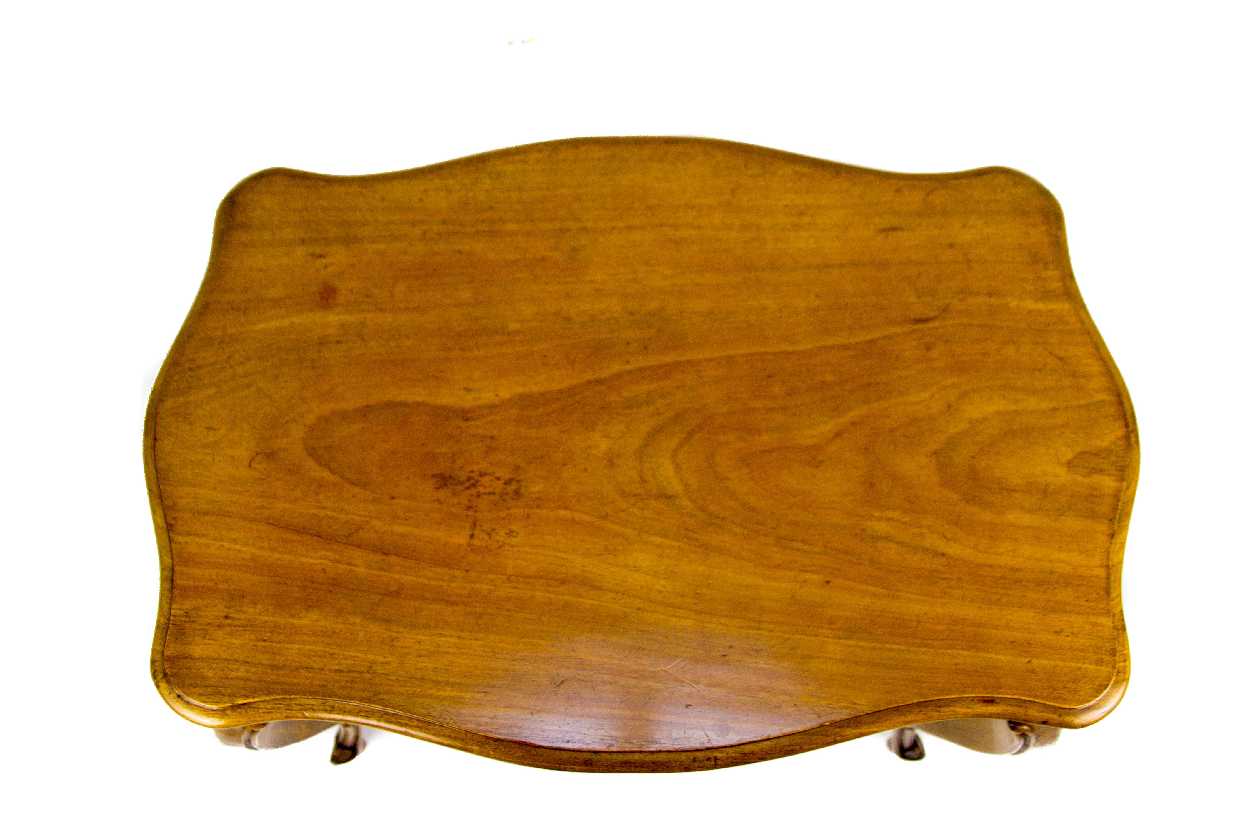 Français Table en bois de noyer Brown de style Louis XV ou Rococo, vers les années 1930 en vente