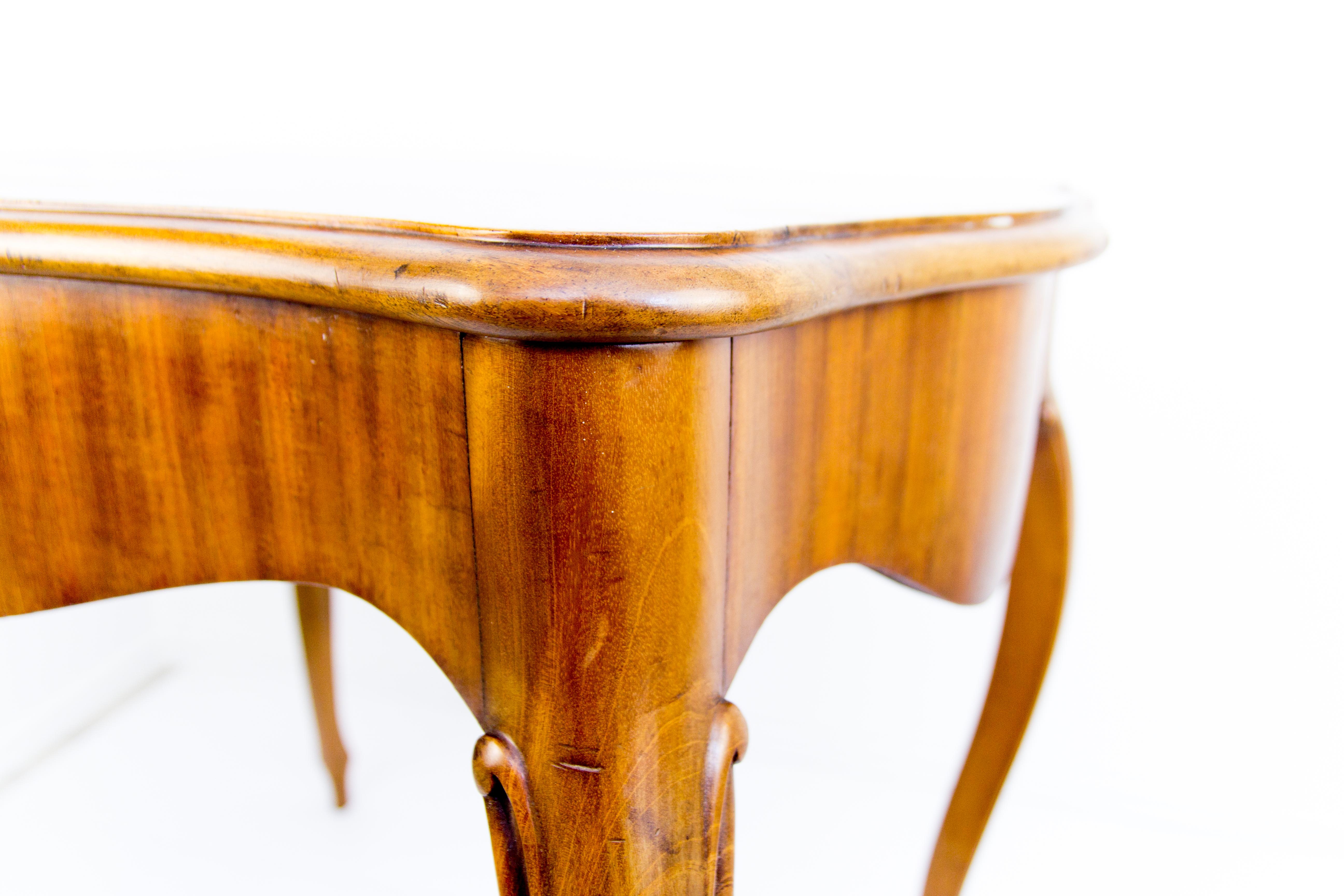 Milieu du XXe siècle Table en bois de noyer Brown de style Louis XV ou Rococo, vers les années 1930 en vente