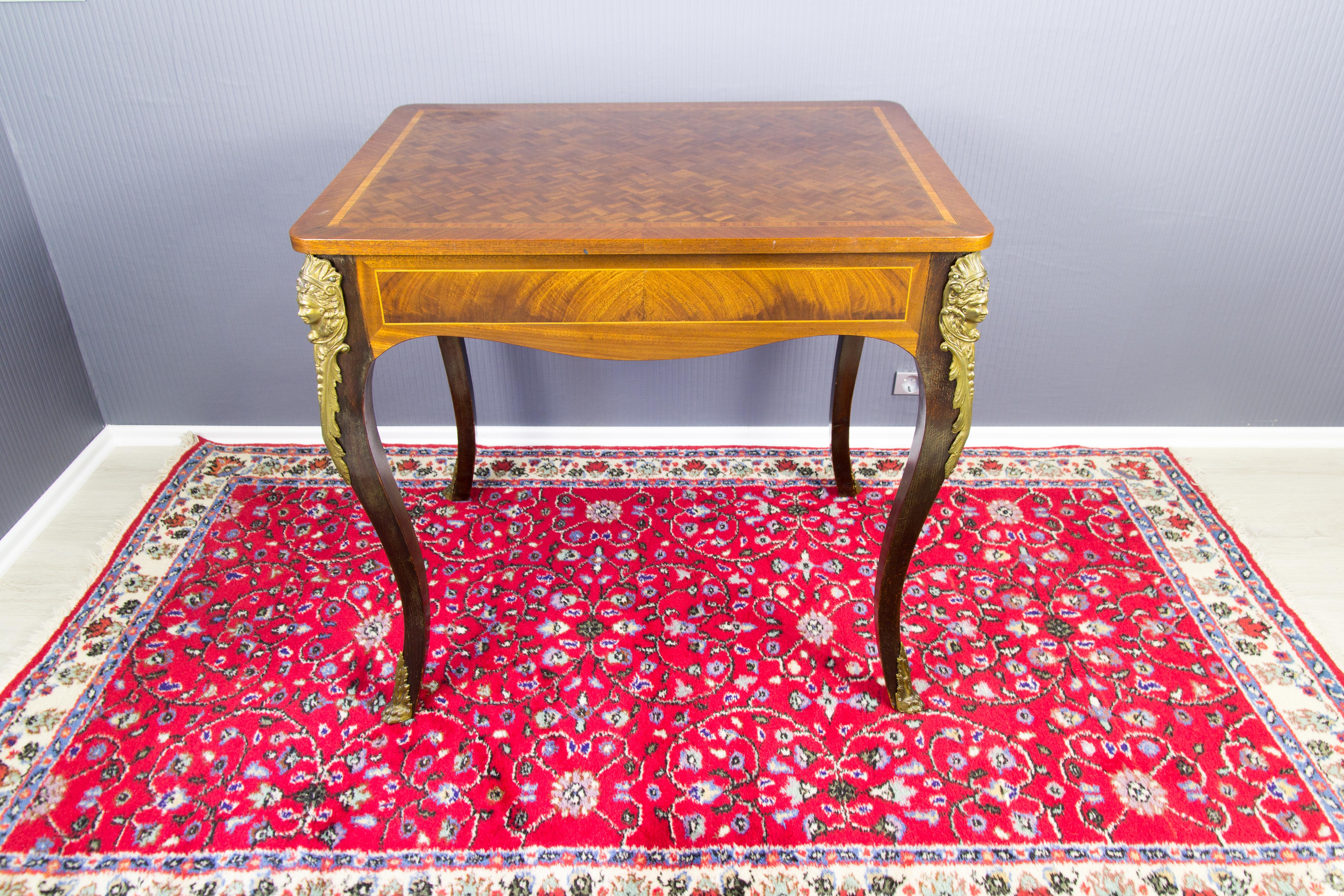 French Louis XV Style Walnut Table with Bronze Mounts, 1930s For Sale 7