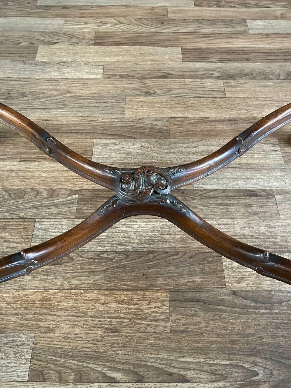 Table française de style Louis XV avec décorations en rocaille sculptées en vente 4