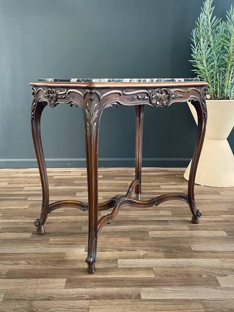 Français Table française de style Louis XV avec décorations en rocaille sculptées en vente