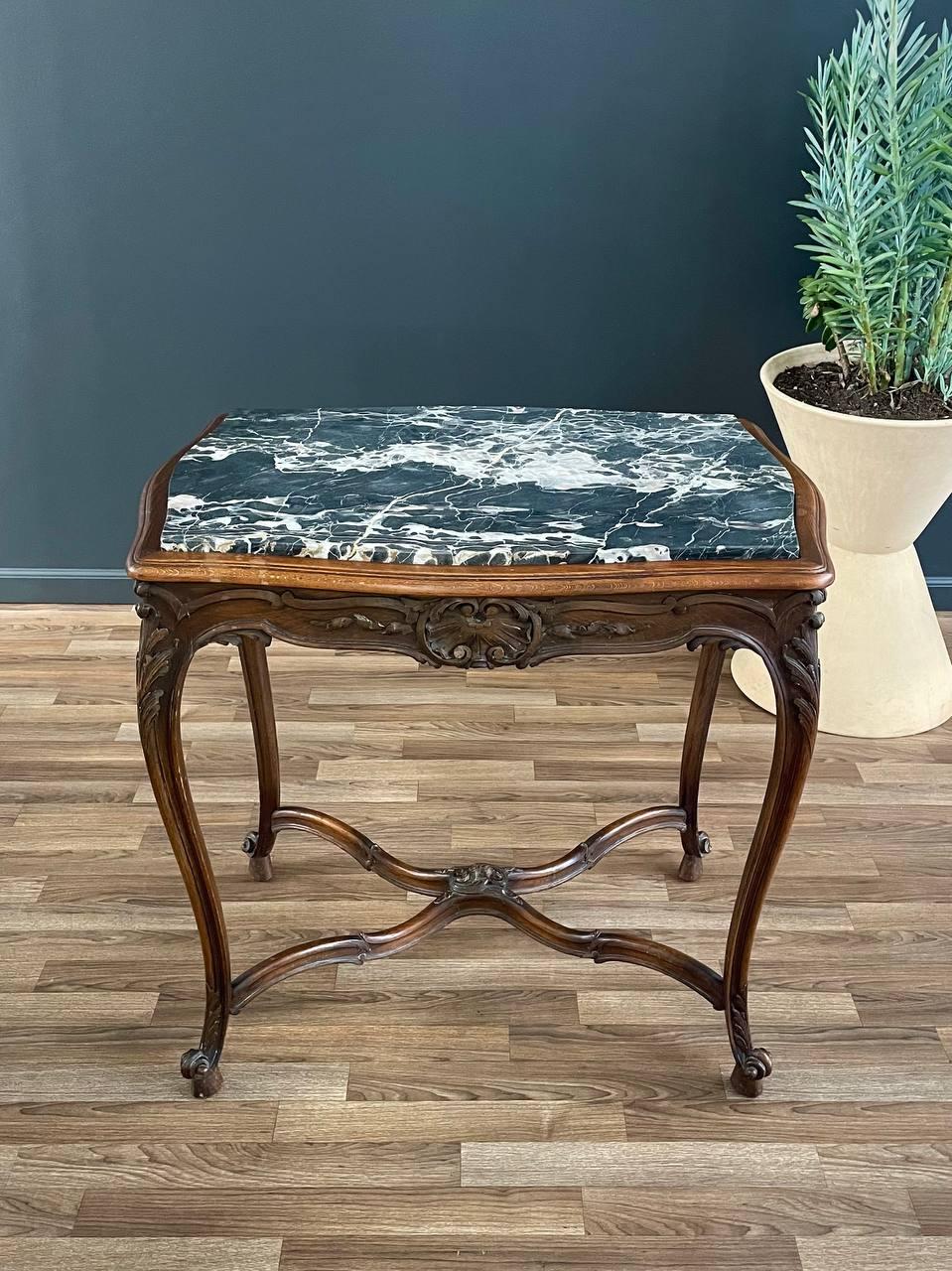 Table française de style Louis XV avec décorations en rocaille sculptées Bon état - En vente à Los Angeles, CA