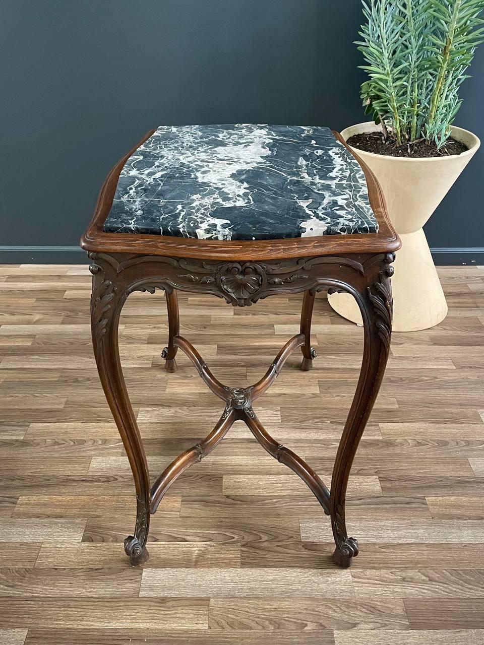 Marbre Table française de style Louis XV avec décorations en rocaille sculptées en vente