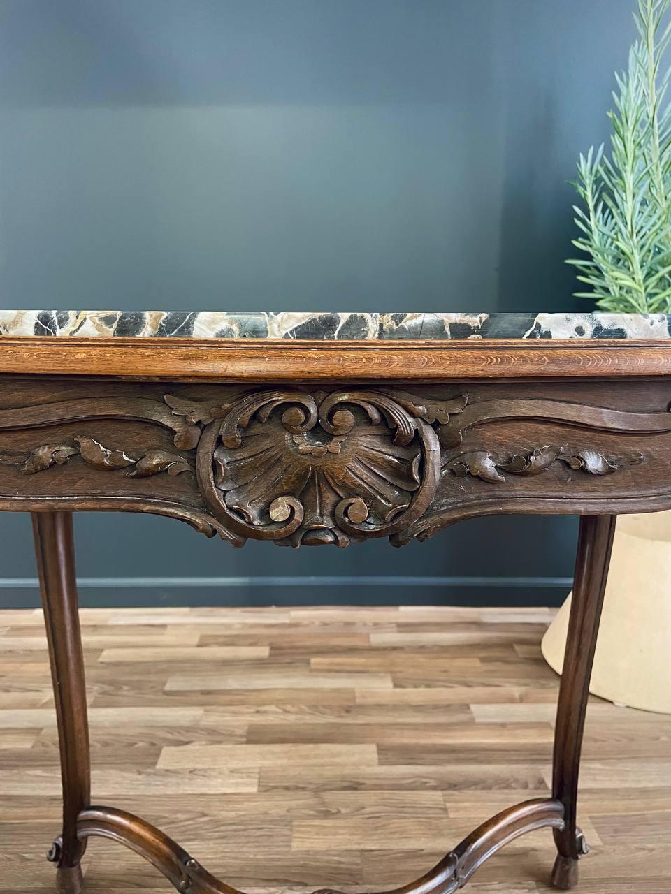 Table française de style Louis XV avec décorations en rocaille sculptées en vente 2