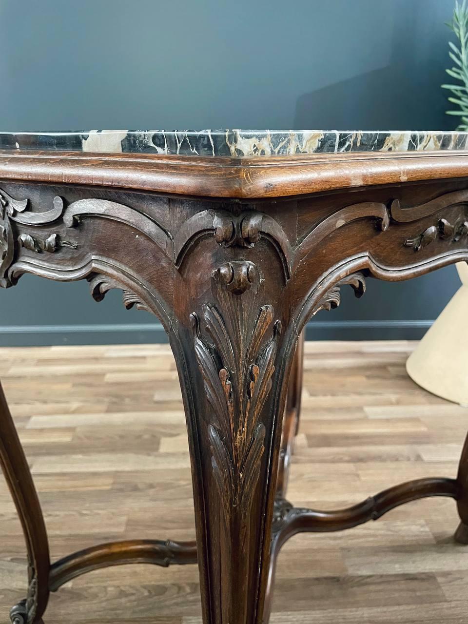 Table française de style Louis XV avec décorations en rocaille sculptées en vente 3