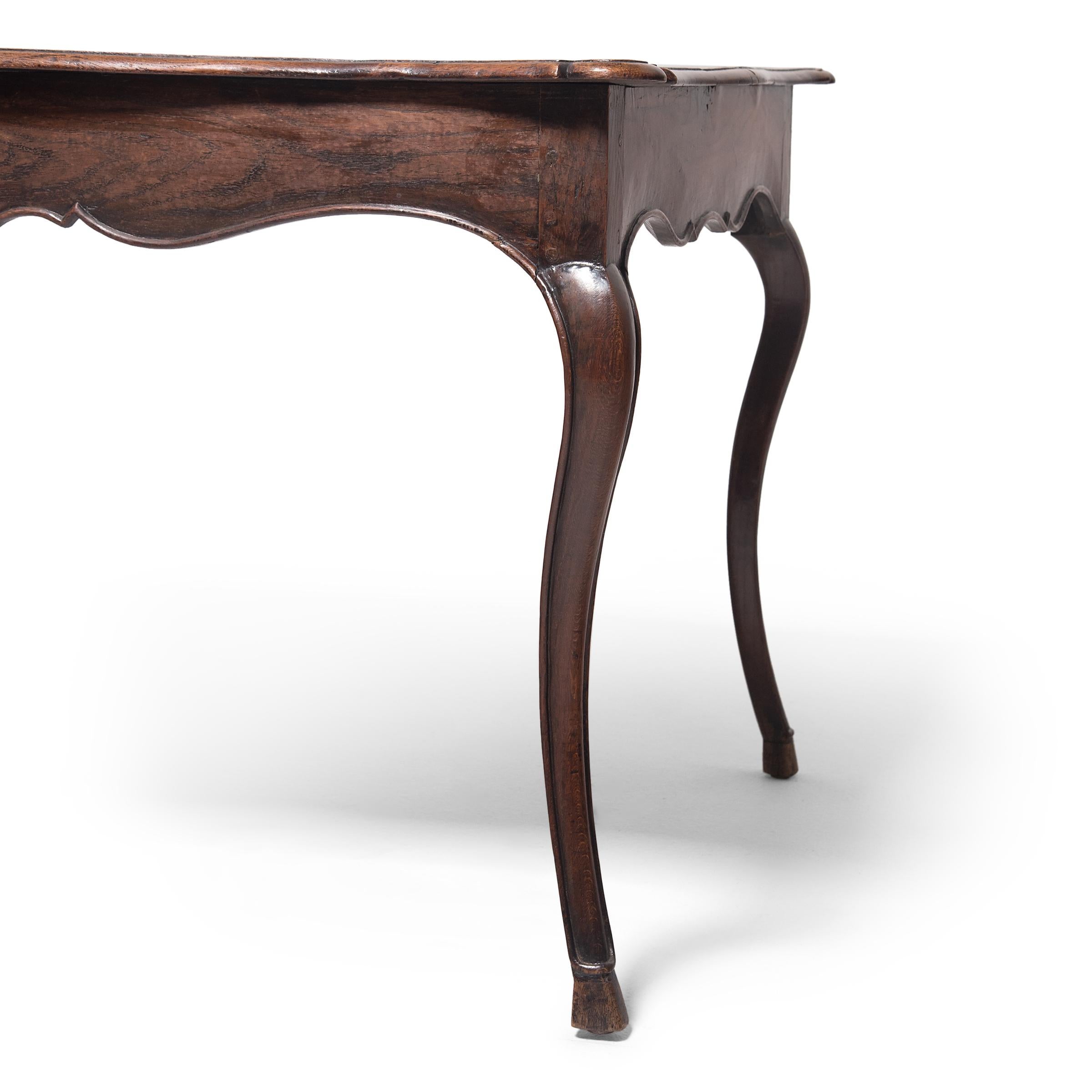 French Louis XV-Style Tea Table with Cabriole Legs, c. 1900 For Sale 2