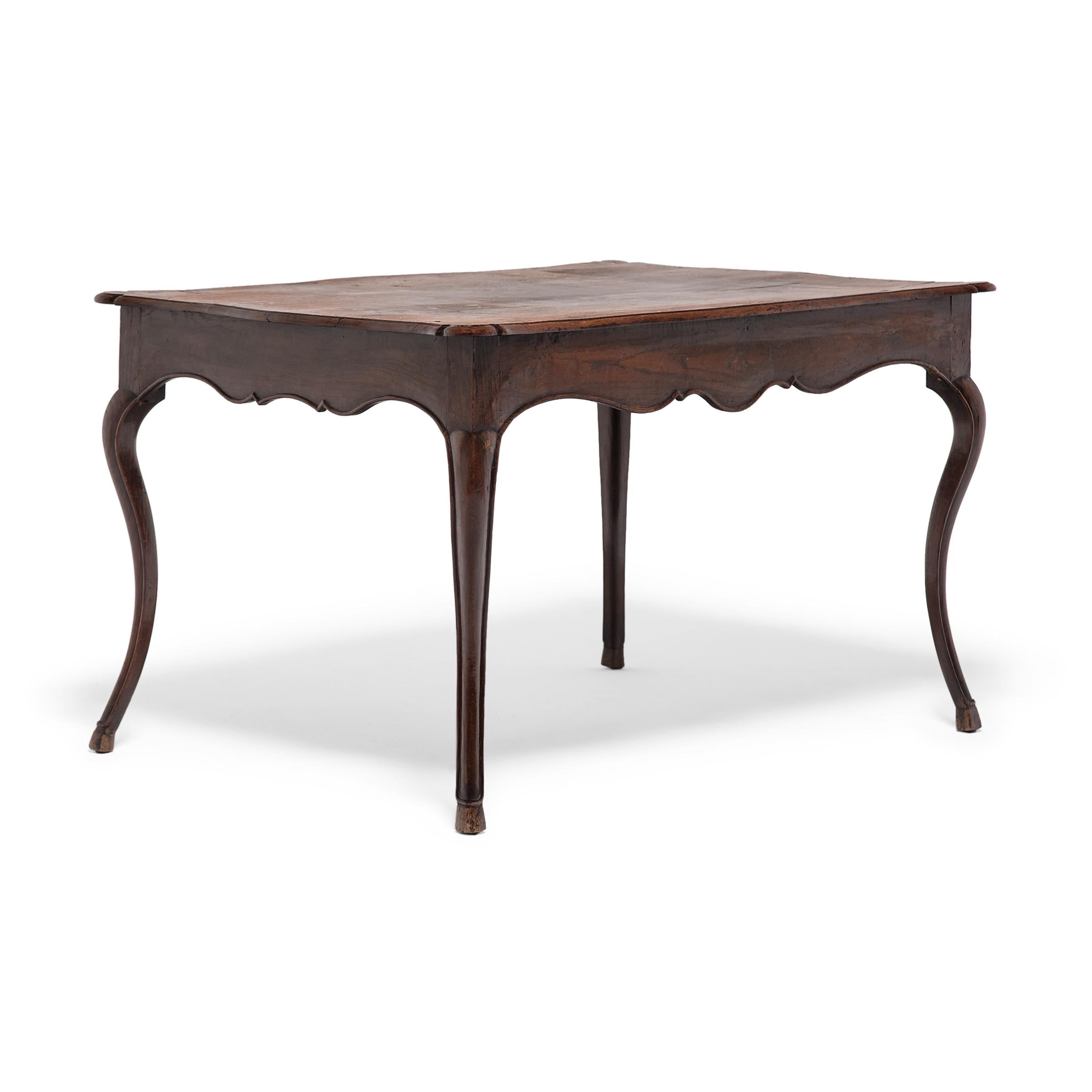 French Louis XV-Style Tea Table with Cabriole Legs, c. 1900 In Good Condition For Sale In Chicago, IL
