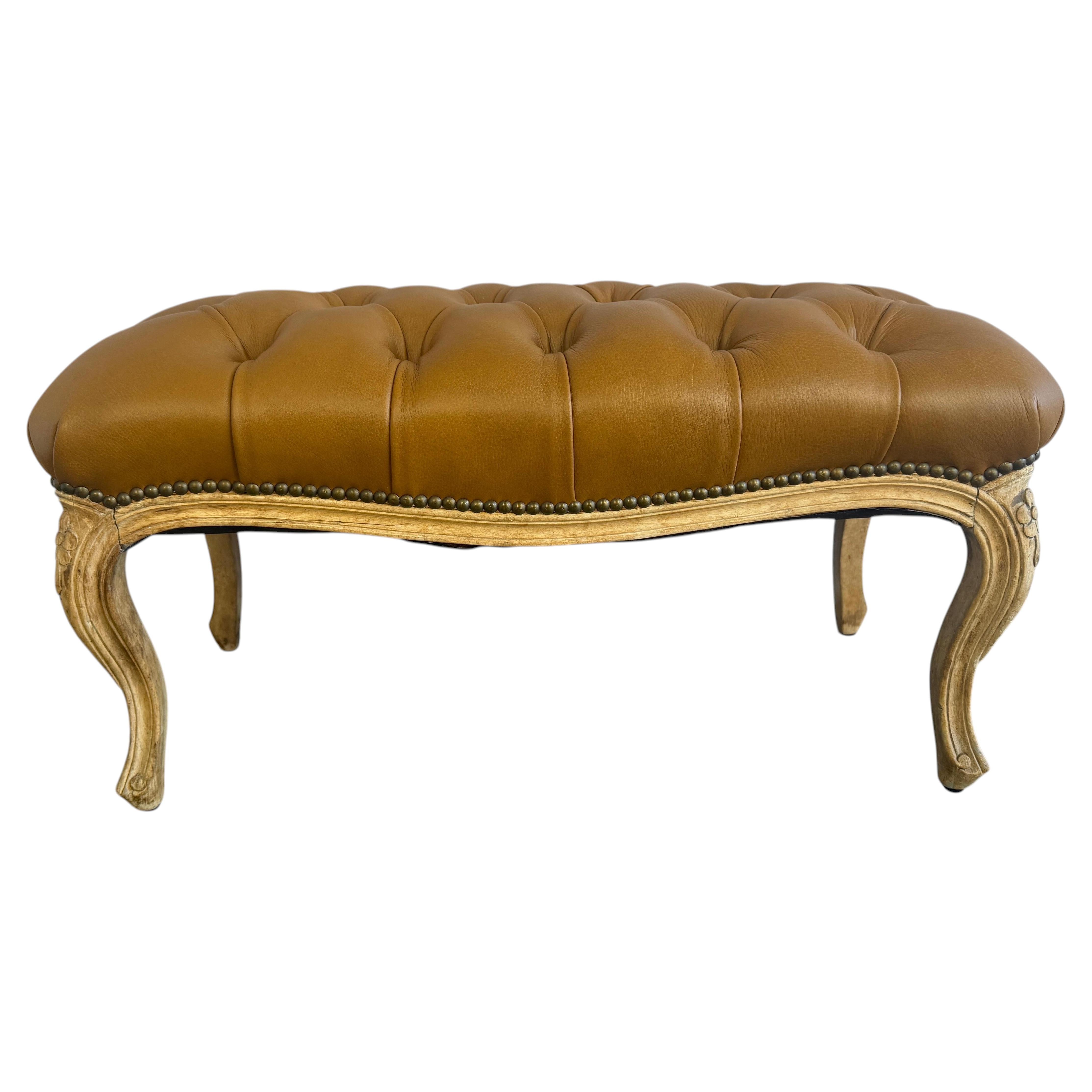 Banc capitonné de style Louis XV français - Cuir caramel en vente