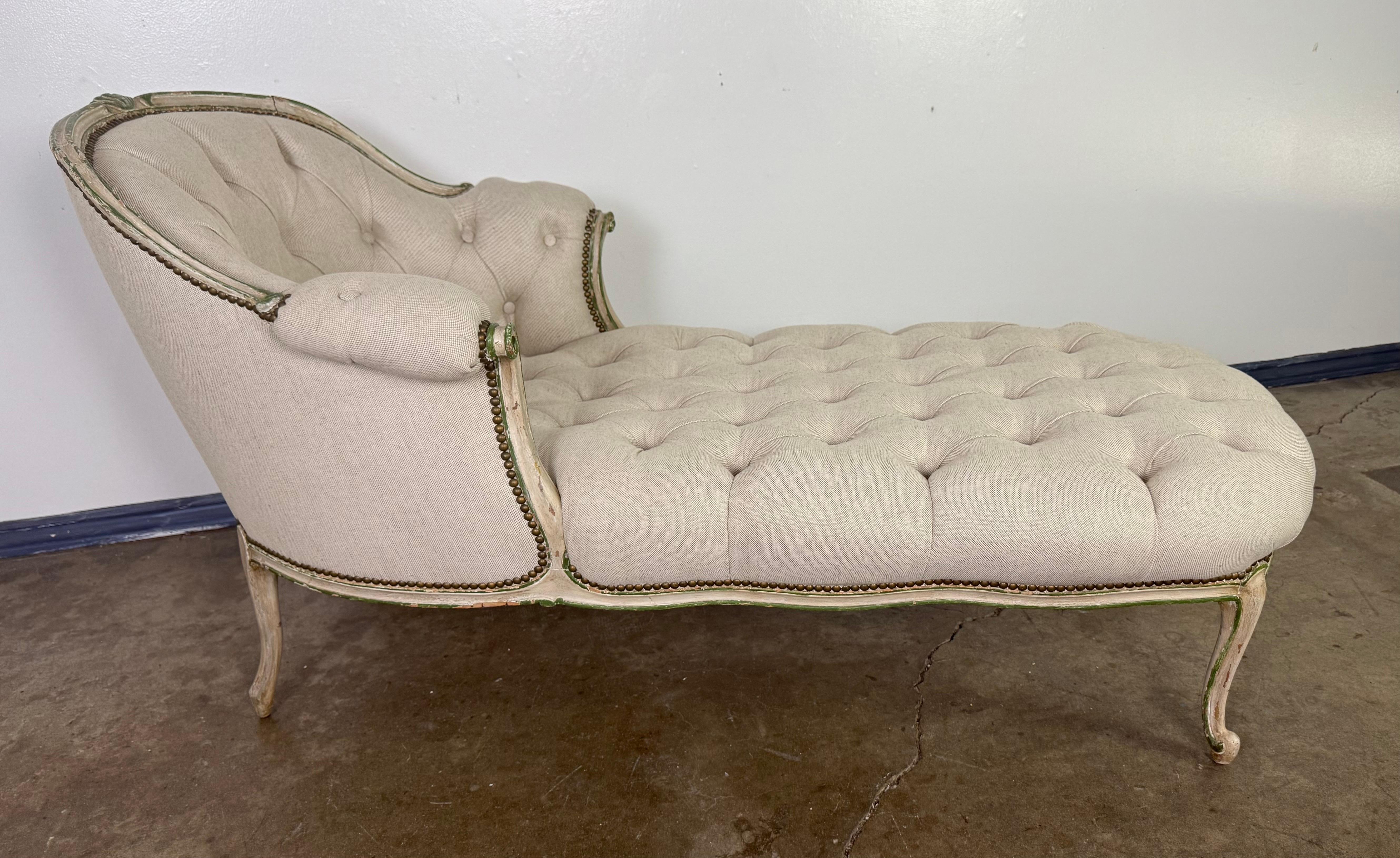 Elegante y acogedora, esta chaise lounge francesa de estilo Luis XV ofrece un refinado equilibrio de comodidad y diseño clásico. La elegante estructura presenta un respaldo suavemente arqueado con detalles de cresta tallada, brazos curvados y patas