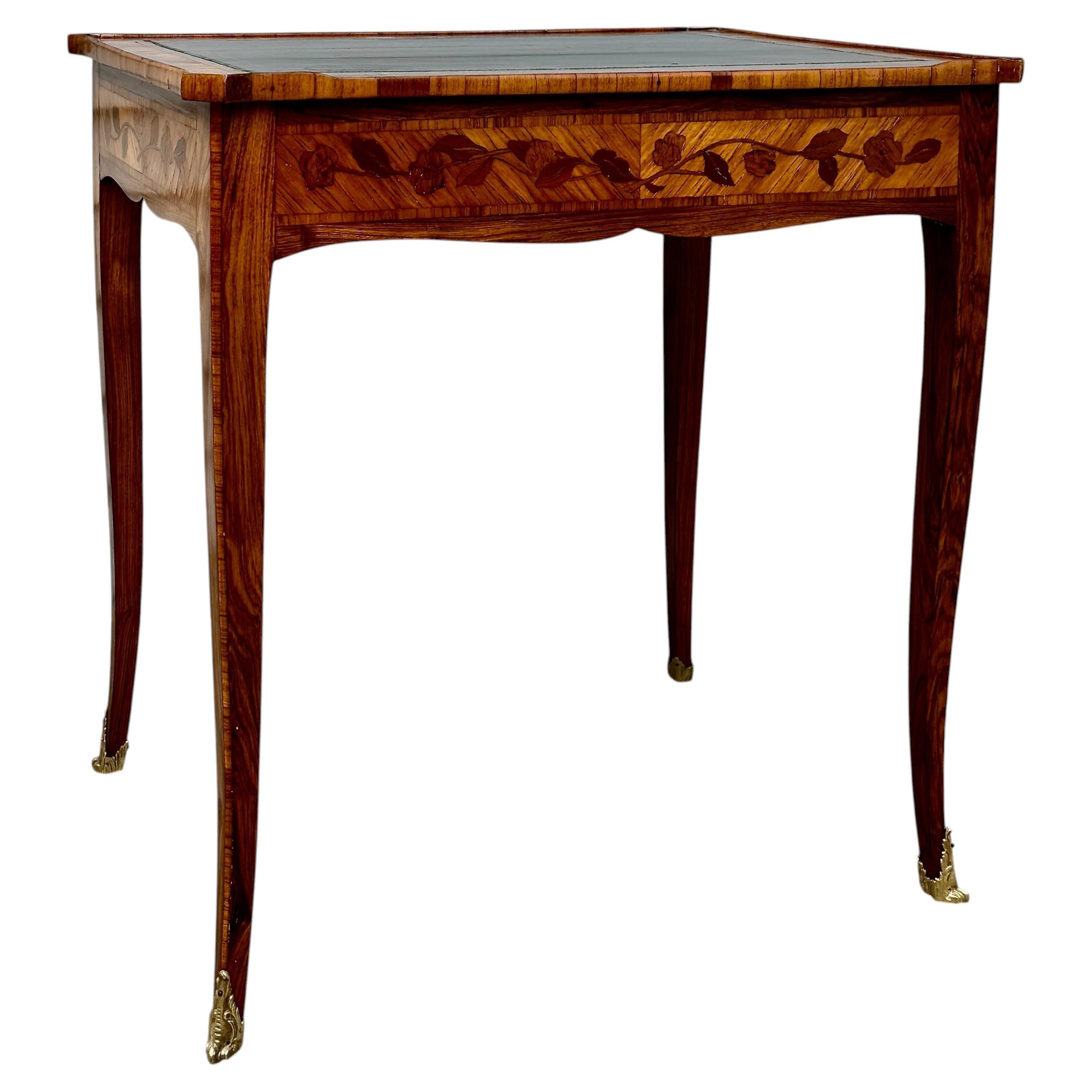 Table à écrire ou table d'appoint en marqueterie de bois de tulipier de style Louis XV Circa 1890