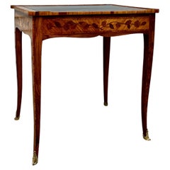 Mesa de escritorio o auxiliar francesa de marquetería de tulipwood estilo Luis XV Circa 1890