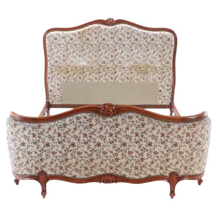 Französisches gepolstertes Bett im Louis-XV-Stil mit geschwungenem Fußteil, um 1930.