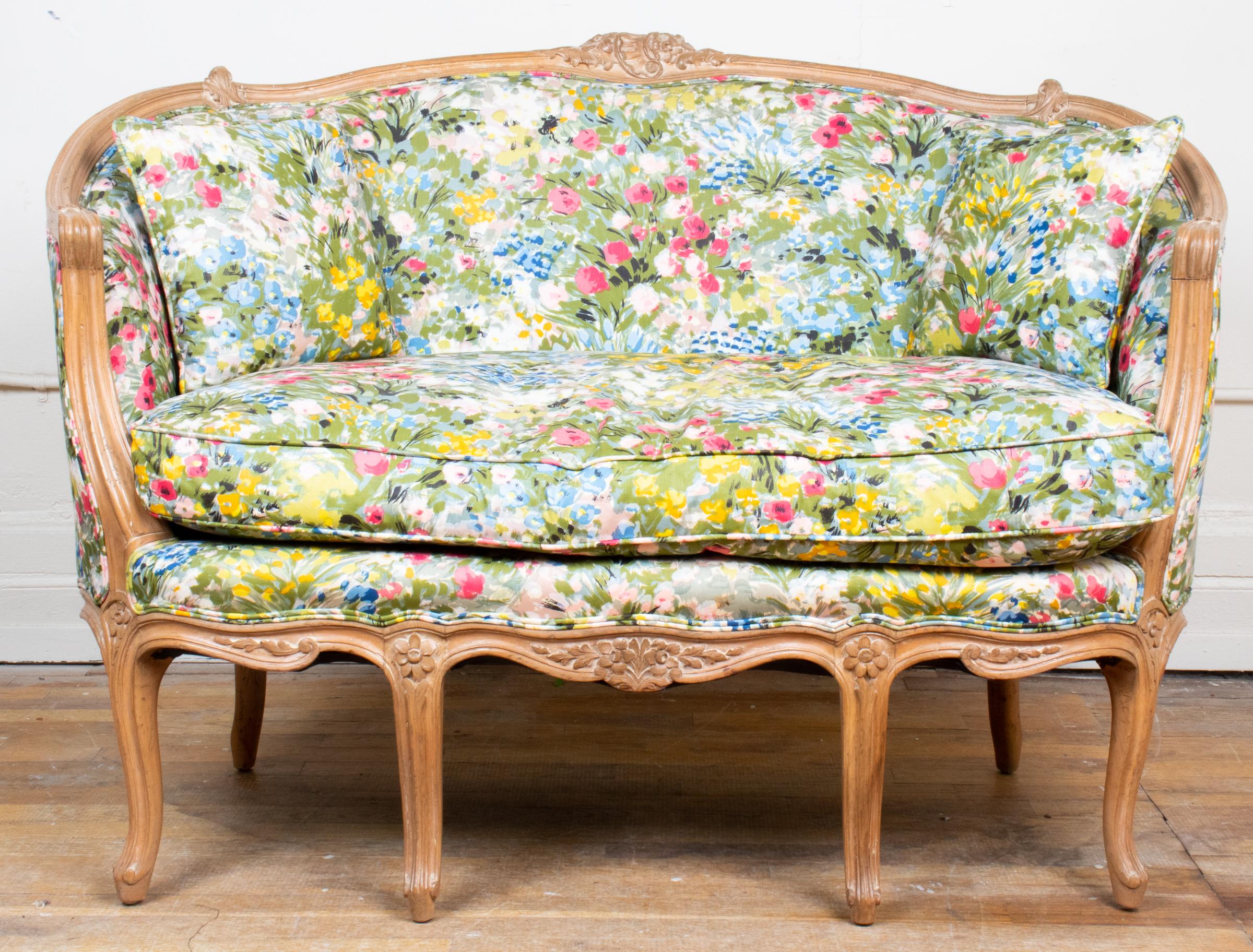 French Louis XV Style Upholstered Canapé En Cabriolet In Good Condition In New York, NY