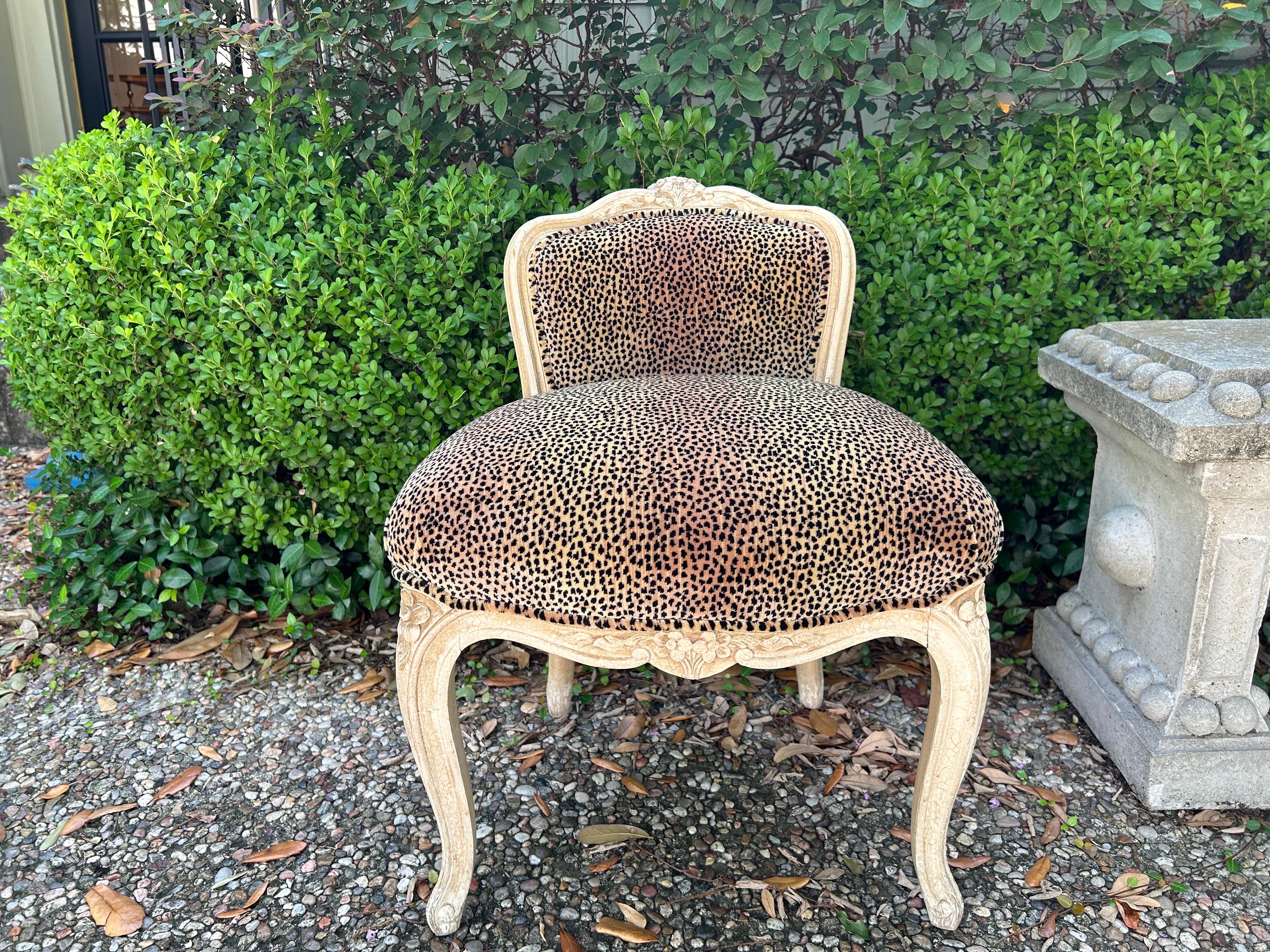 Early 20th Century French Louis XV Style Vanity Chair For Sale