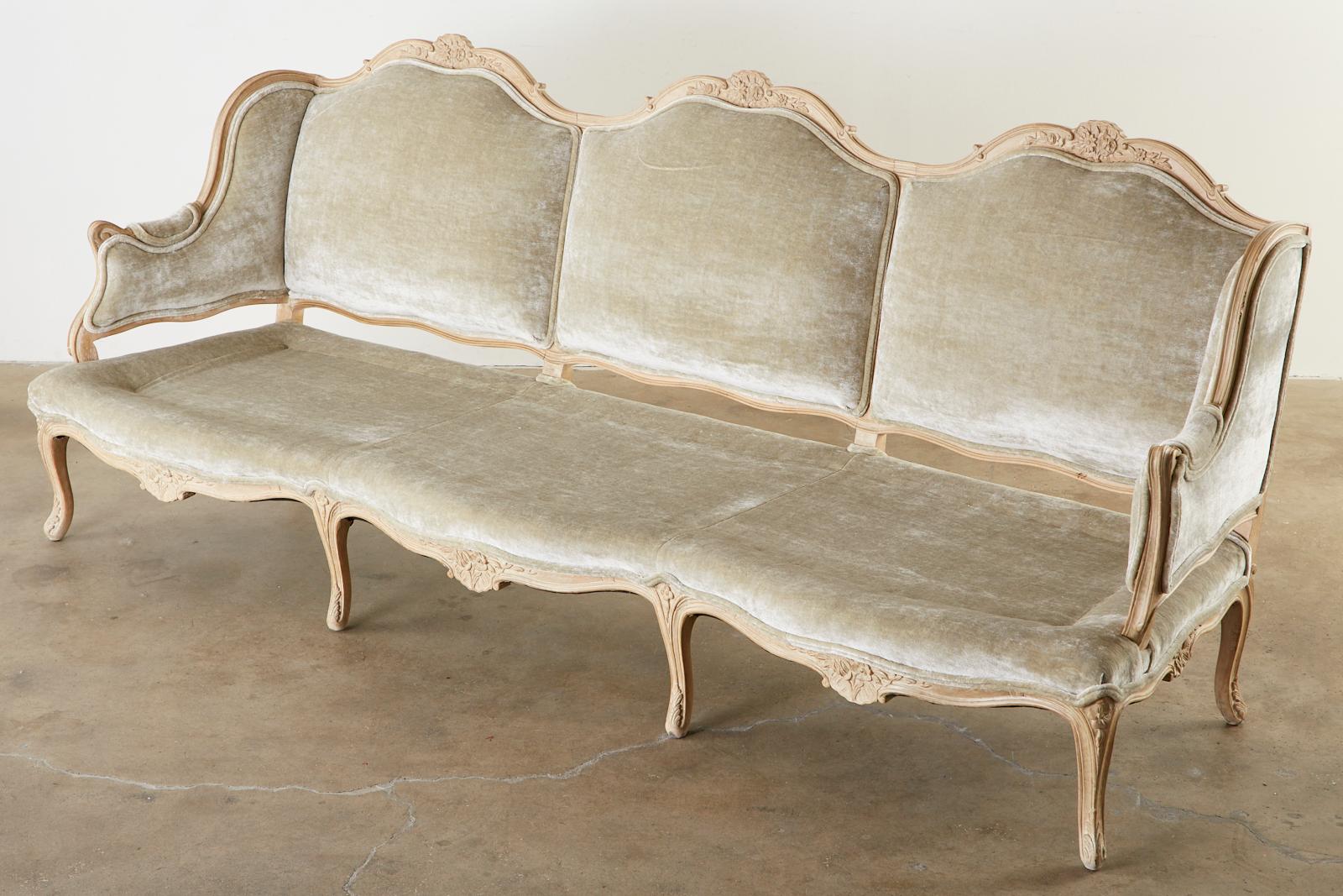 French Louis XV Style Velvet Canapé à Oreilles Sofa In Good Condition In Rio Vista, CA
