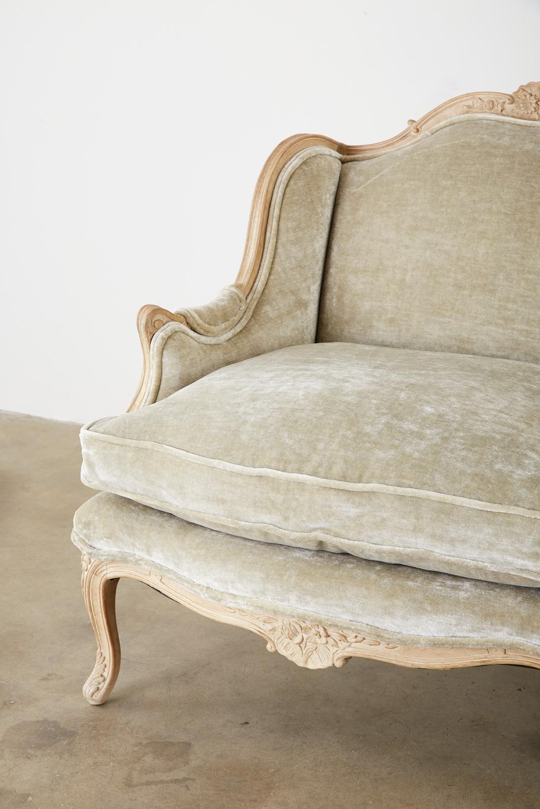 French Louis XV Style Velvet Canapé à Oreilles Sofa 1