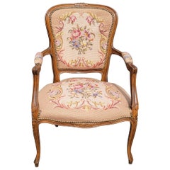 Französischer Louis XV-Stuhl aus Nussbaum und Nadelspitze, gepolstert, Bergère