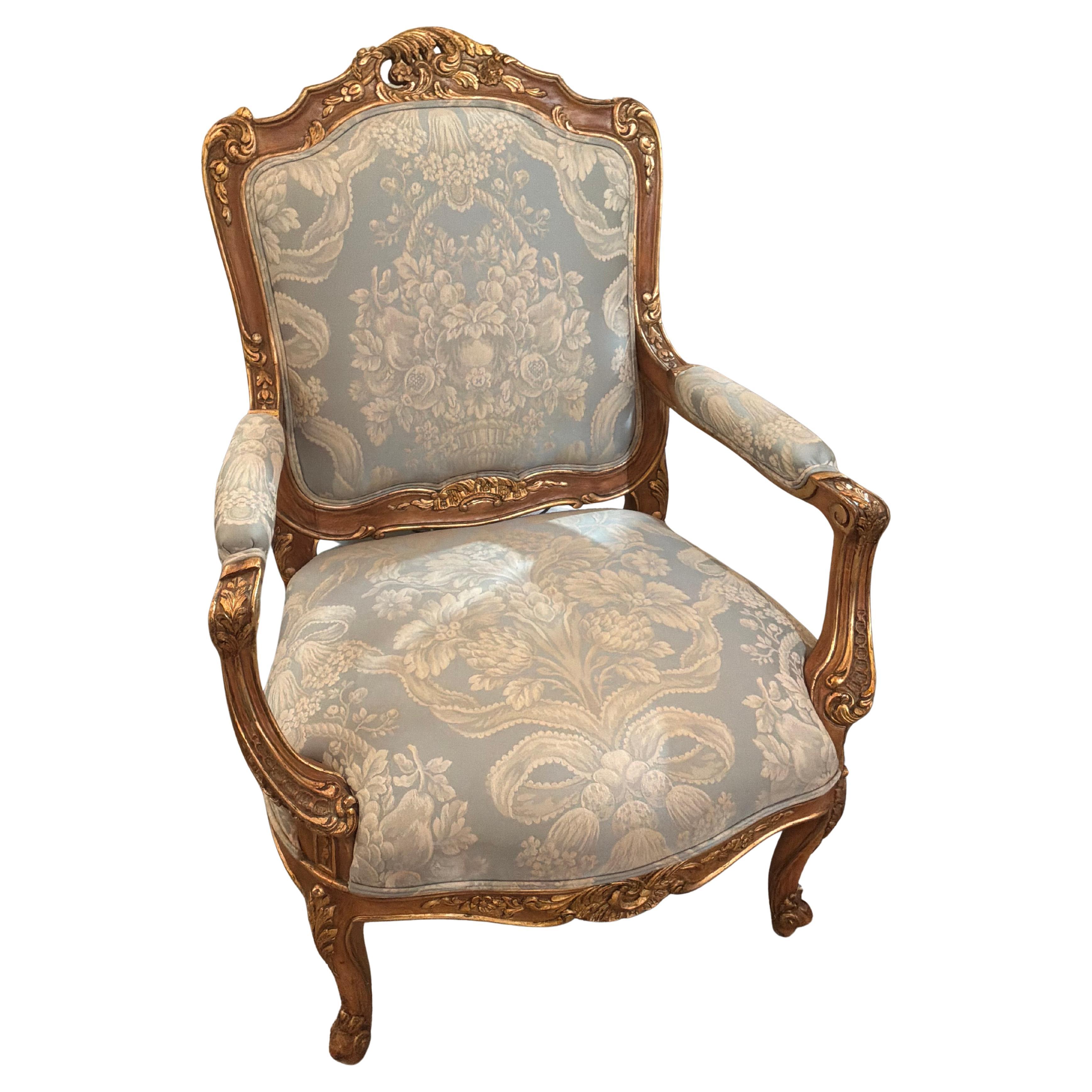 Sillón francés estilo Luis XV de nogal y paquetería dorada en venta