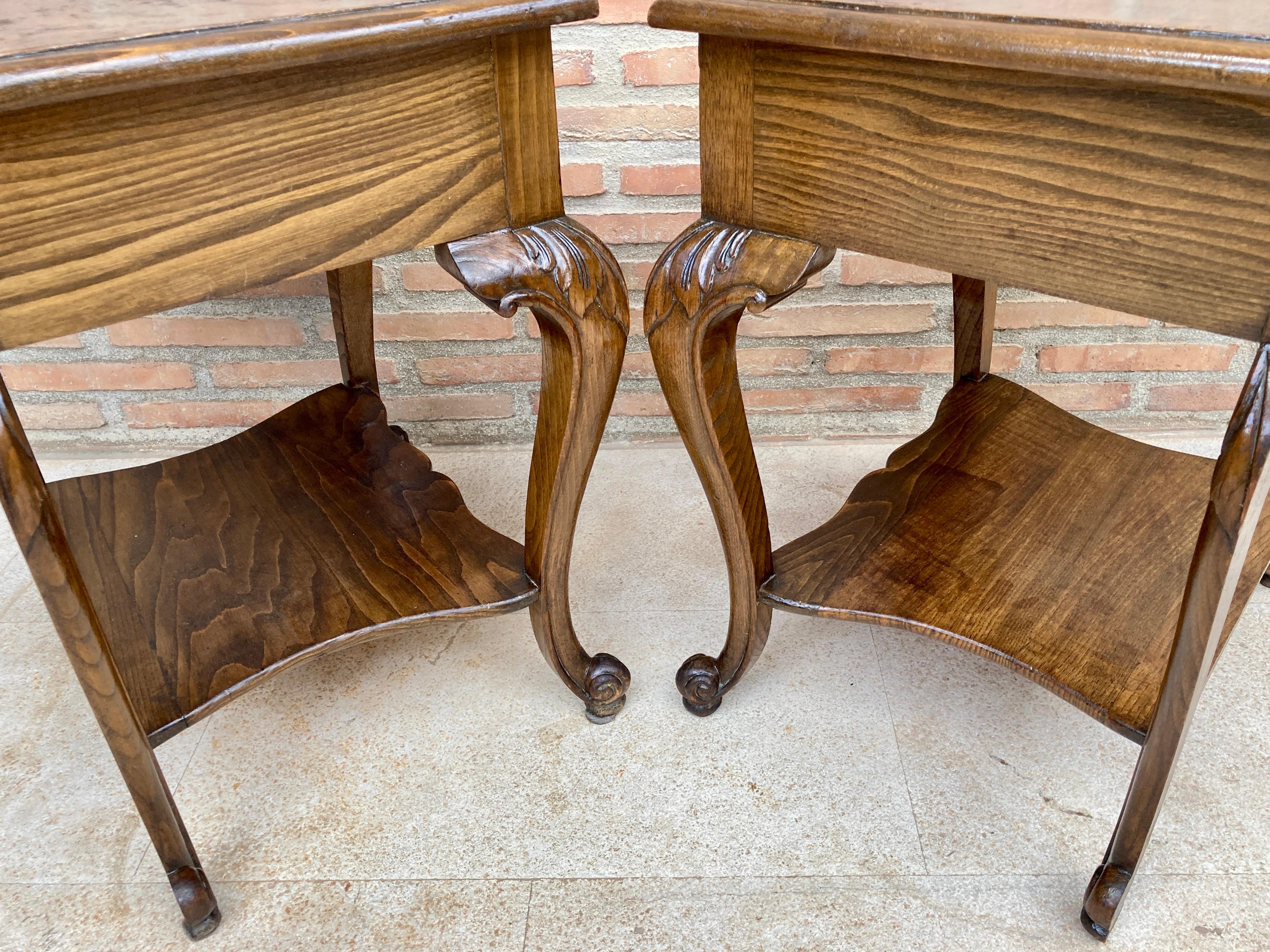 Noyer Tables de chevet françaises de style Louis XV en noyer avec tiroir et étagère ouverte, années 1930 en vente