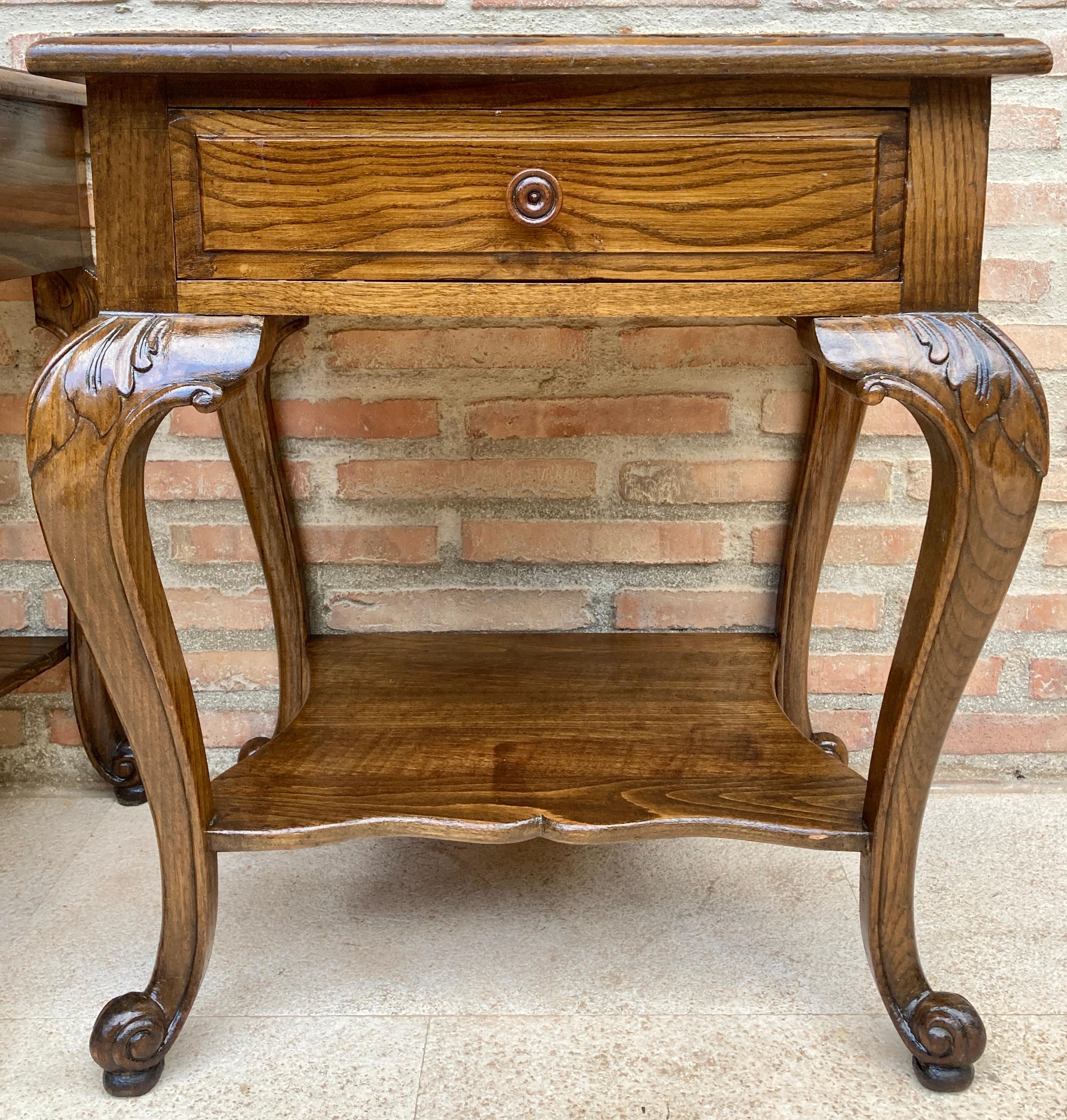 Tables de chevet françaises de style Louis XV en noyer avec tiroir et étagère ouverte, années 1930 en vente 1