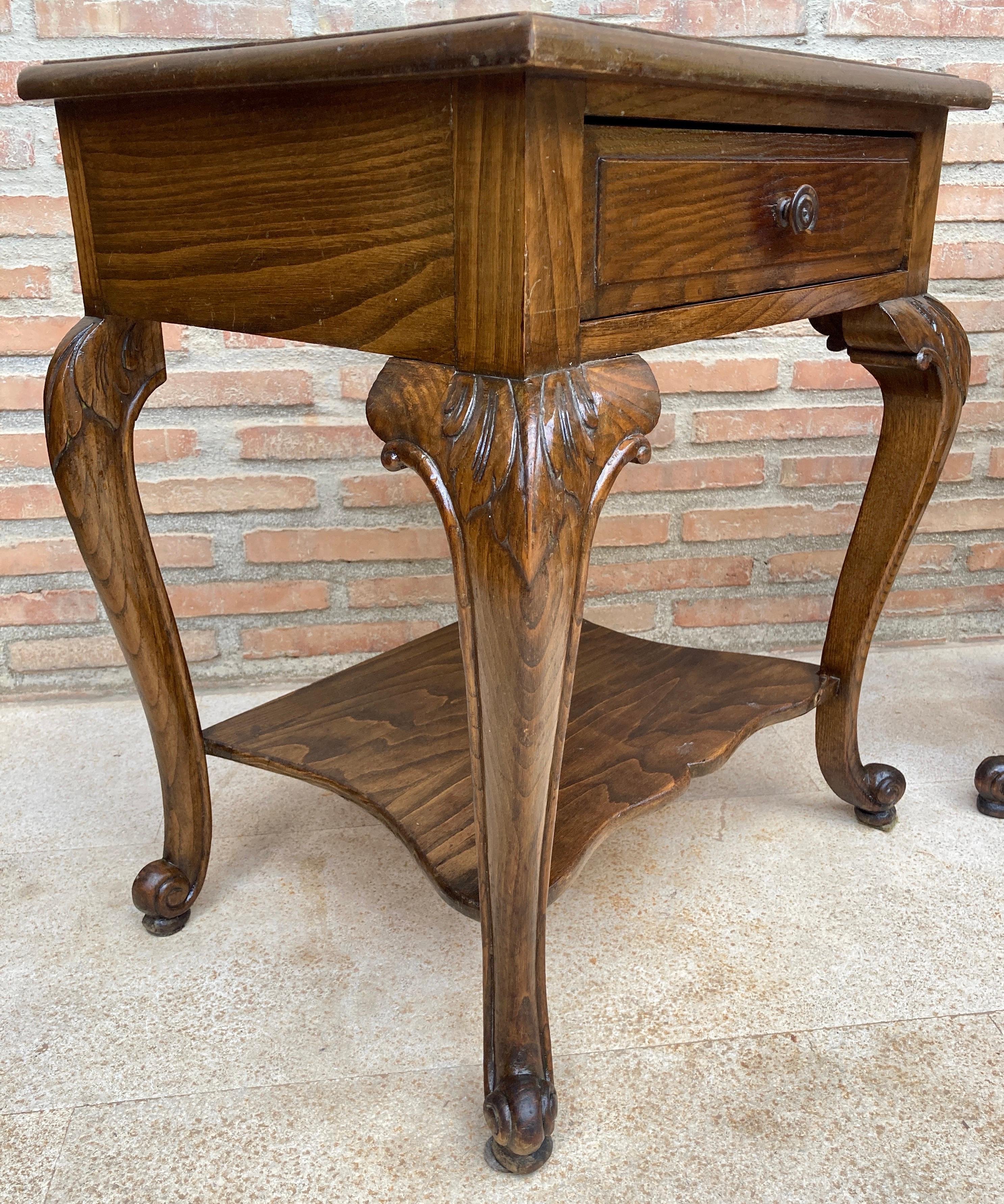 Französische Nachttische aus Nussbaumholz im Louis-XV-Stil mit Schublade und offenem Regal, 1930er Jahre, S im Angebot 3