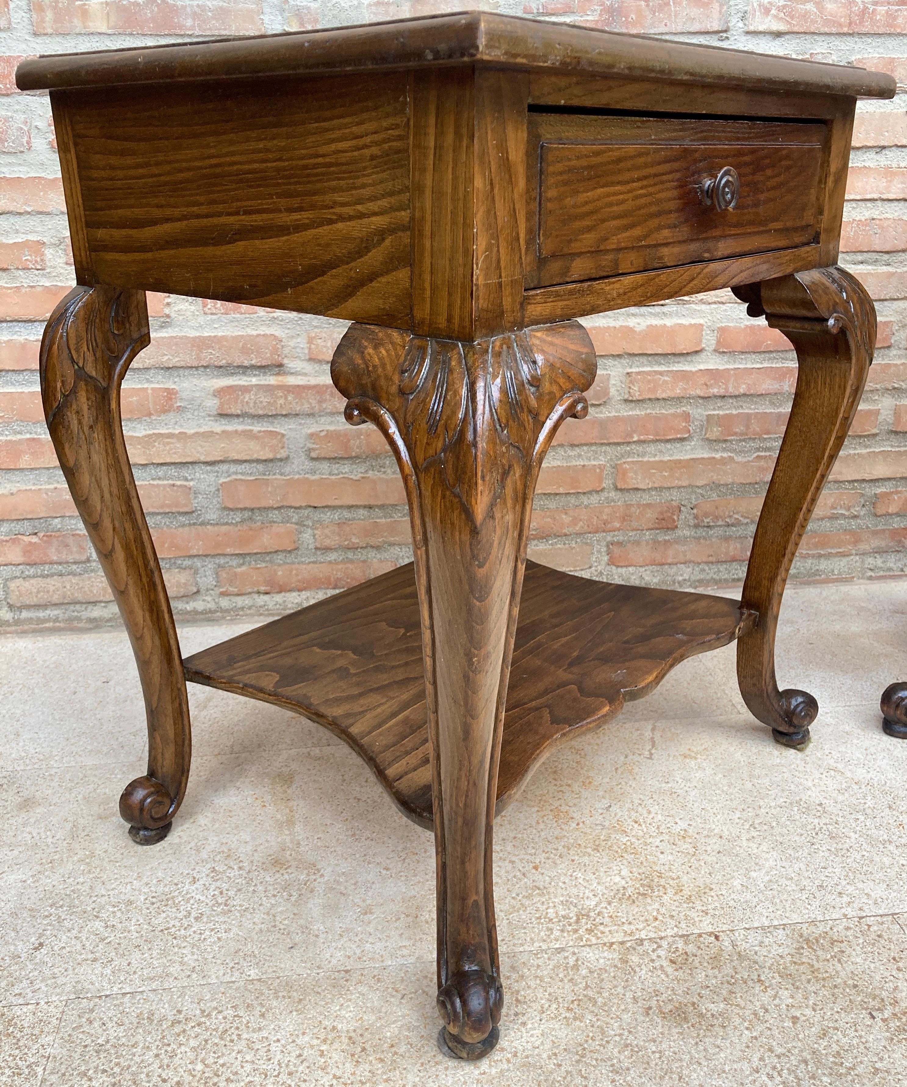 Tables de chevet françaises de style Louis XV en noyer avec tiroir et étagère ouverte, années 1930 en vente 2