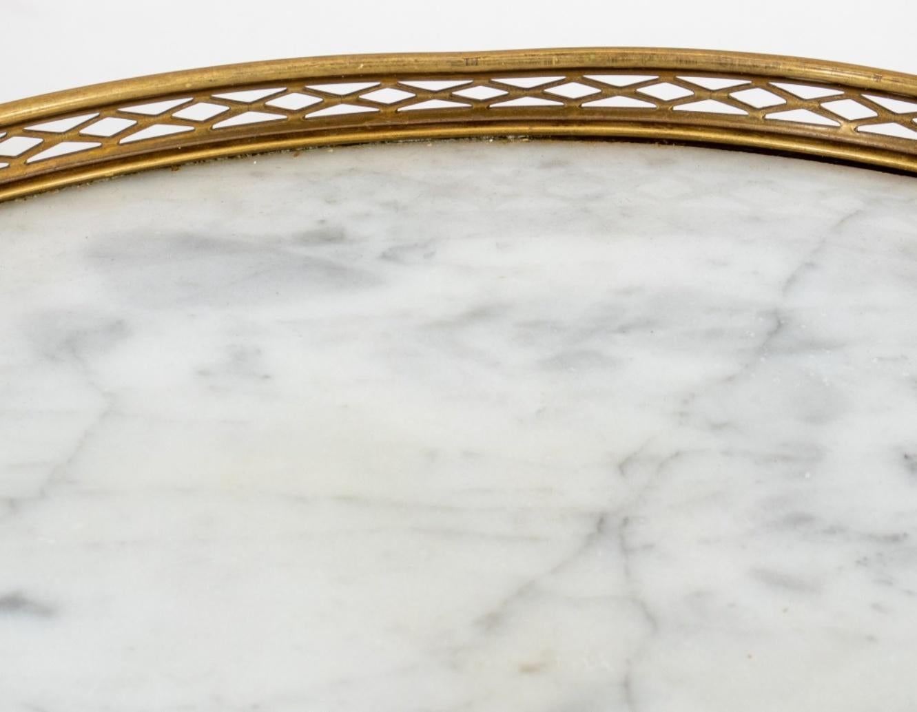 Table d'appoint Bouillotte en noyer de style Louis XV, reposant sur des pieds fuselés et cannelés, avec un plateau ovale en marbre rehaussé d'une galerie en métal doré.

Dimensions : 18