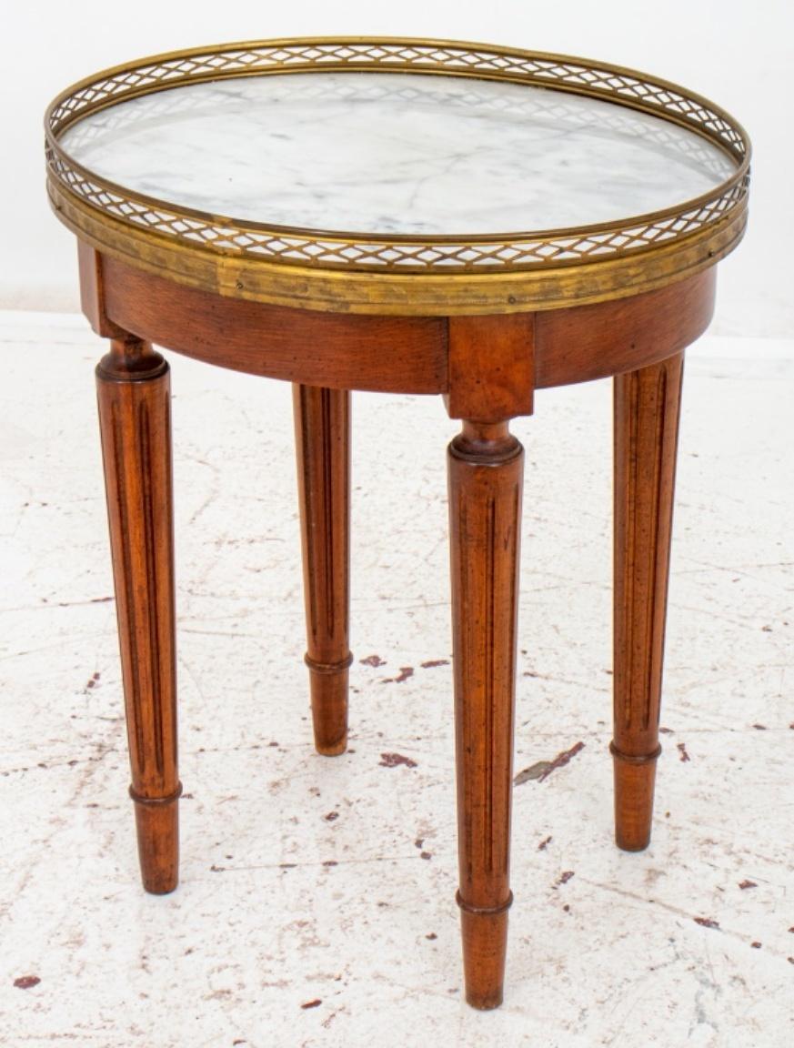 French Louis XV Style Walnut Bouillotte End Table In Good Condition For Sale In New York, NY