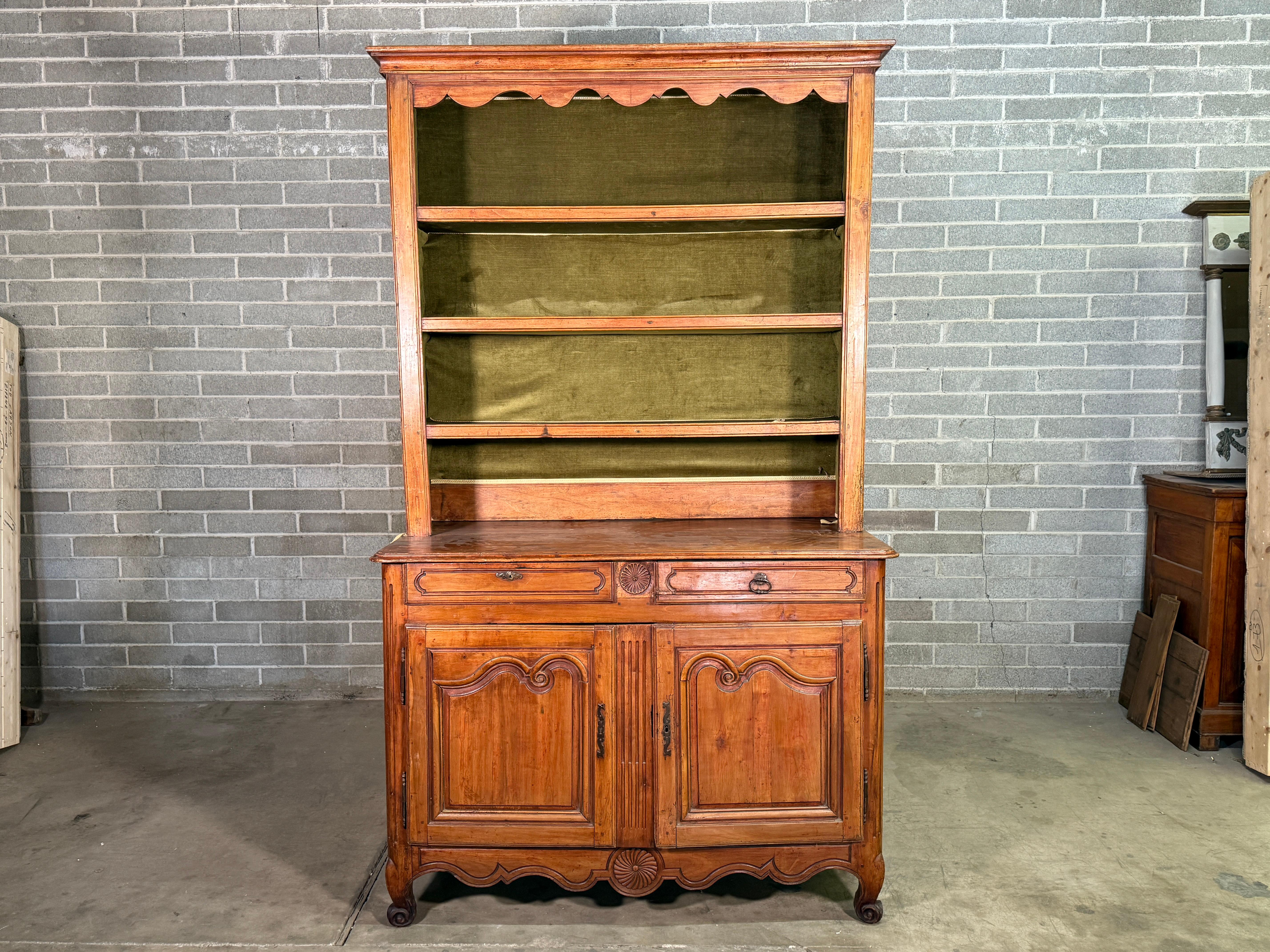 Buffet in legno di noce in stile Luigi XV della fine del XIX secolo su Vaisselier
Un pezzo unico acquistato in Francia. 
Usura appropriata all'età, vedi foto dettagliate. Scrivici un messaggio per rispondere alle tue domande. 