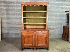 Buffet en noyer de style Louis XV sur Vaisselier