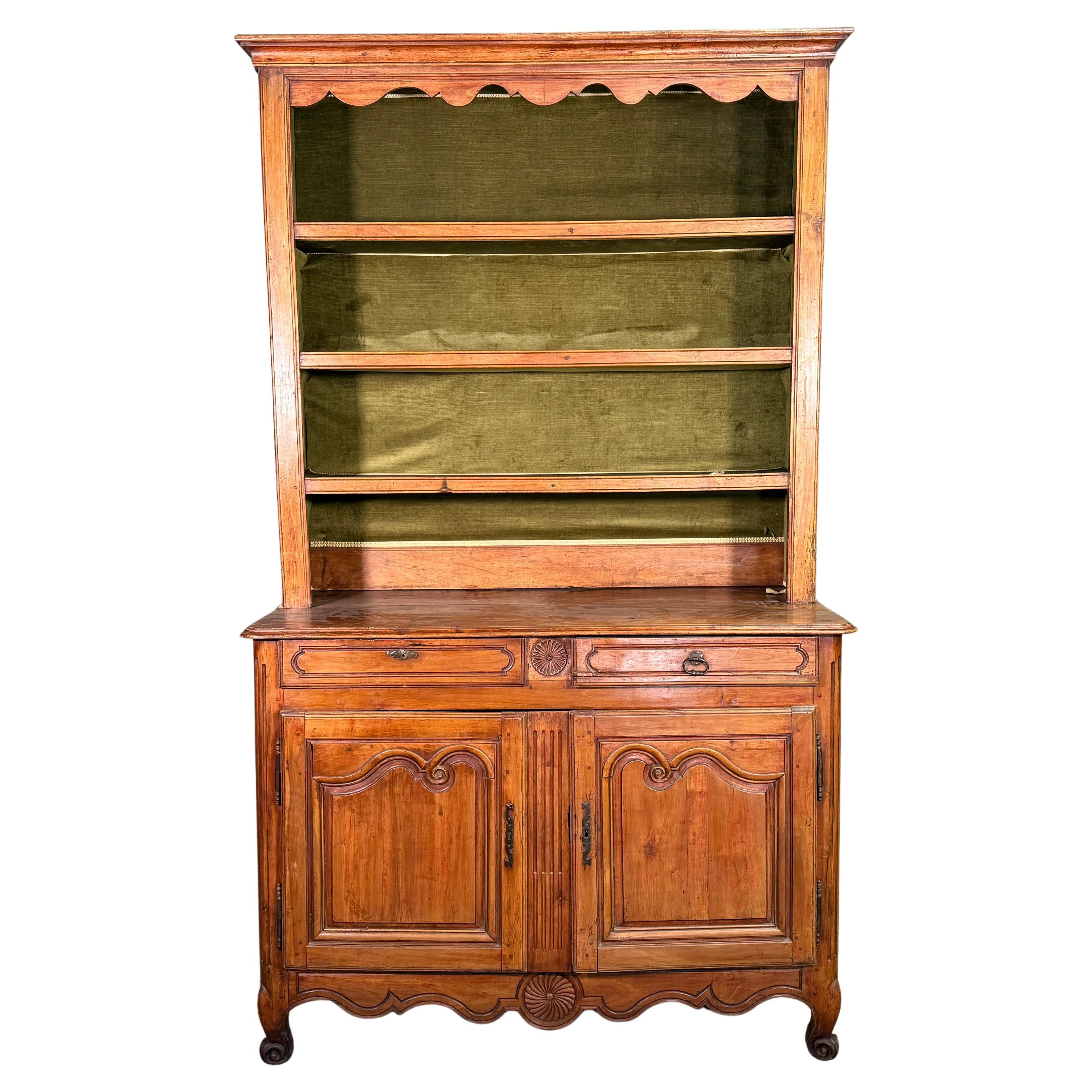 Französisches Buffet aus Nussbaumholz im Louis XV.-Stil auf Vaisselier