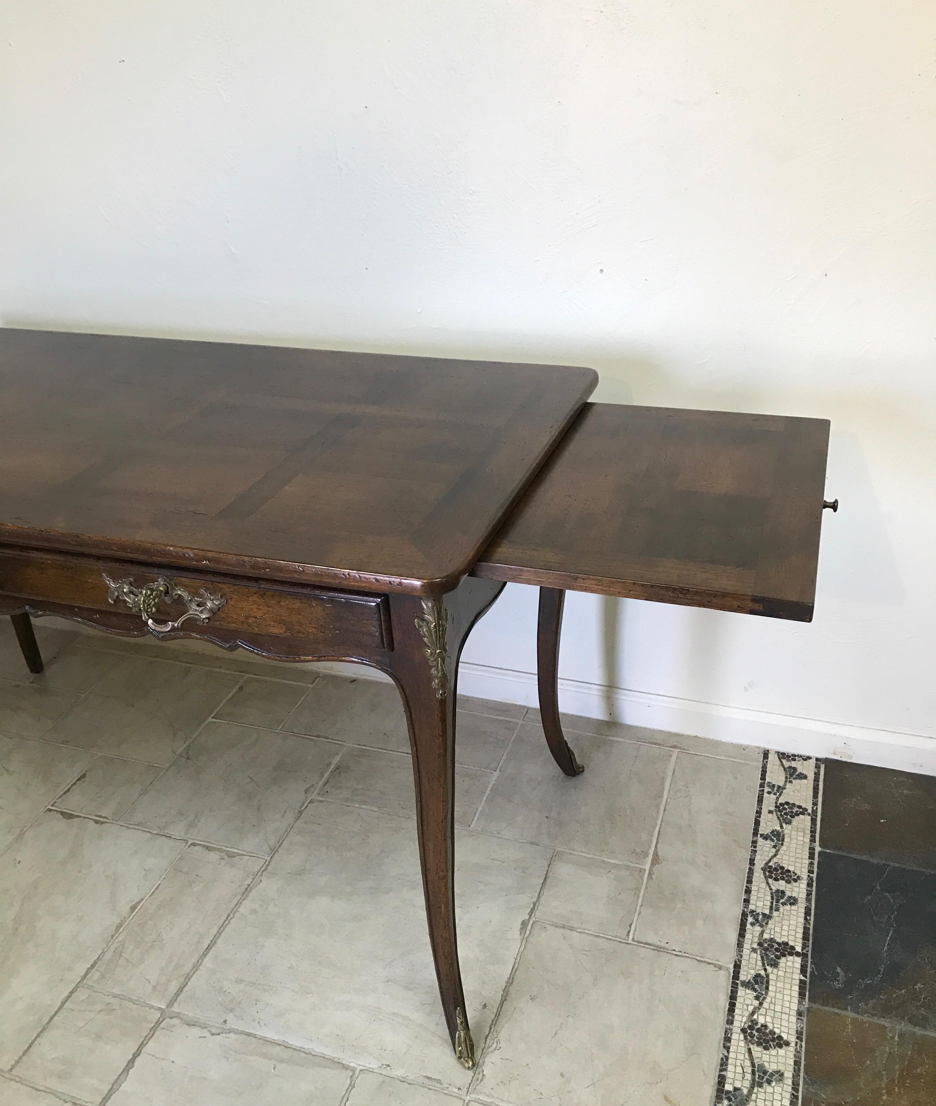 French Louis XV Style Walnut Bureau Plat In Good Condition For Sale In West Palm Beach, FL