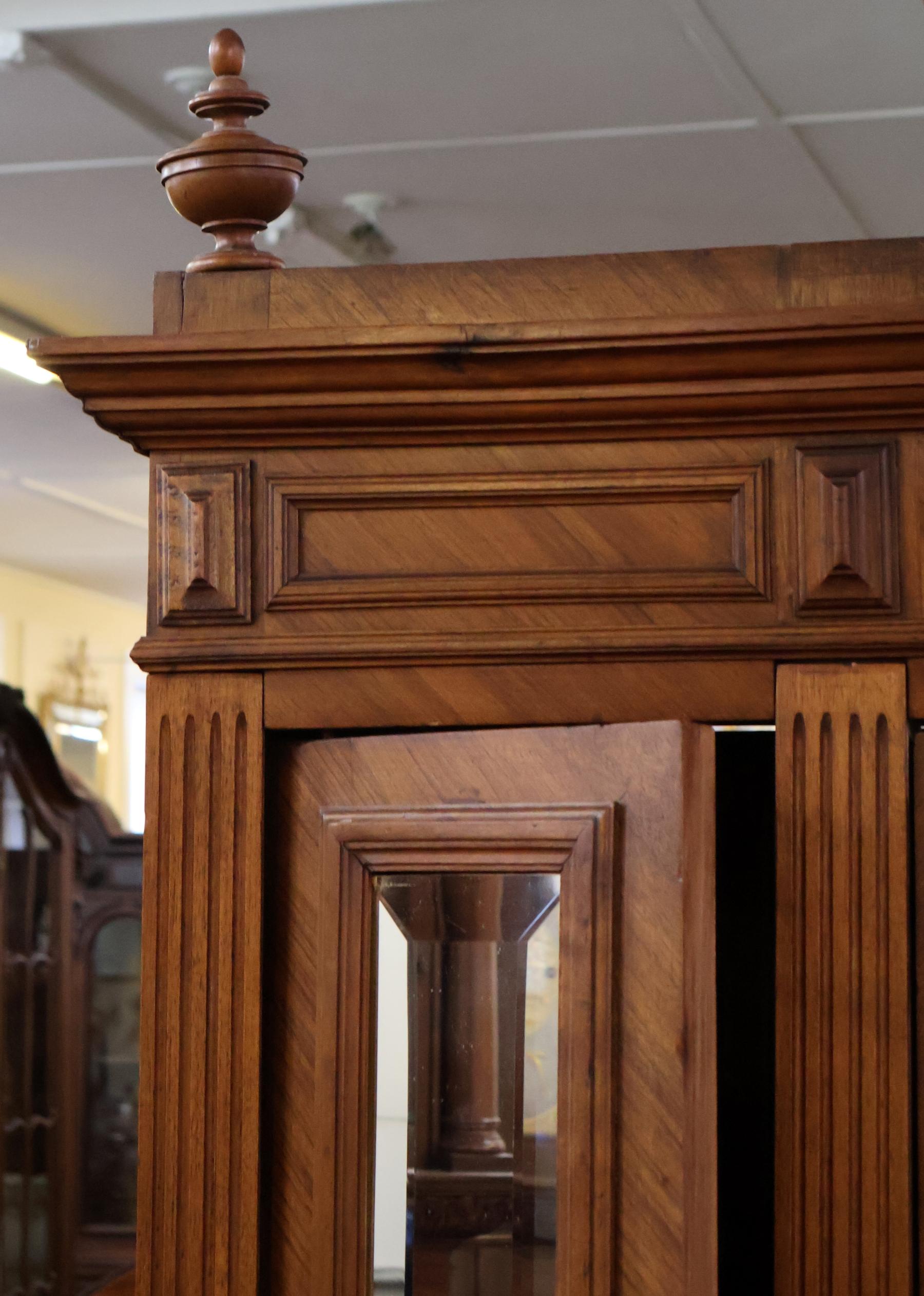 French Louis XV Style Walnut Carved Mirror Door Armoire Circa 1900 in vendita 3